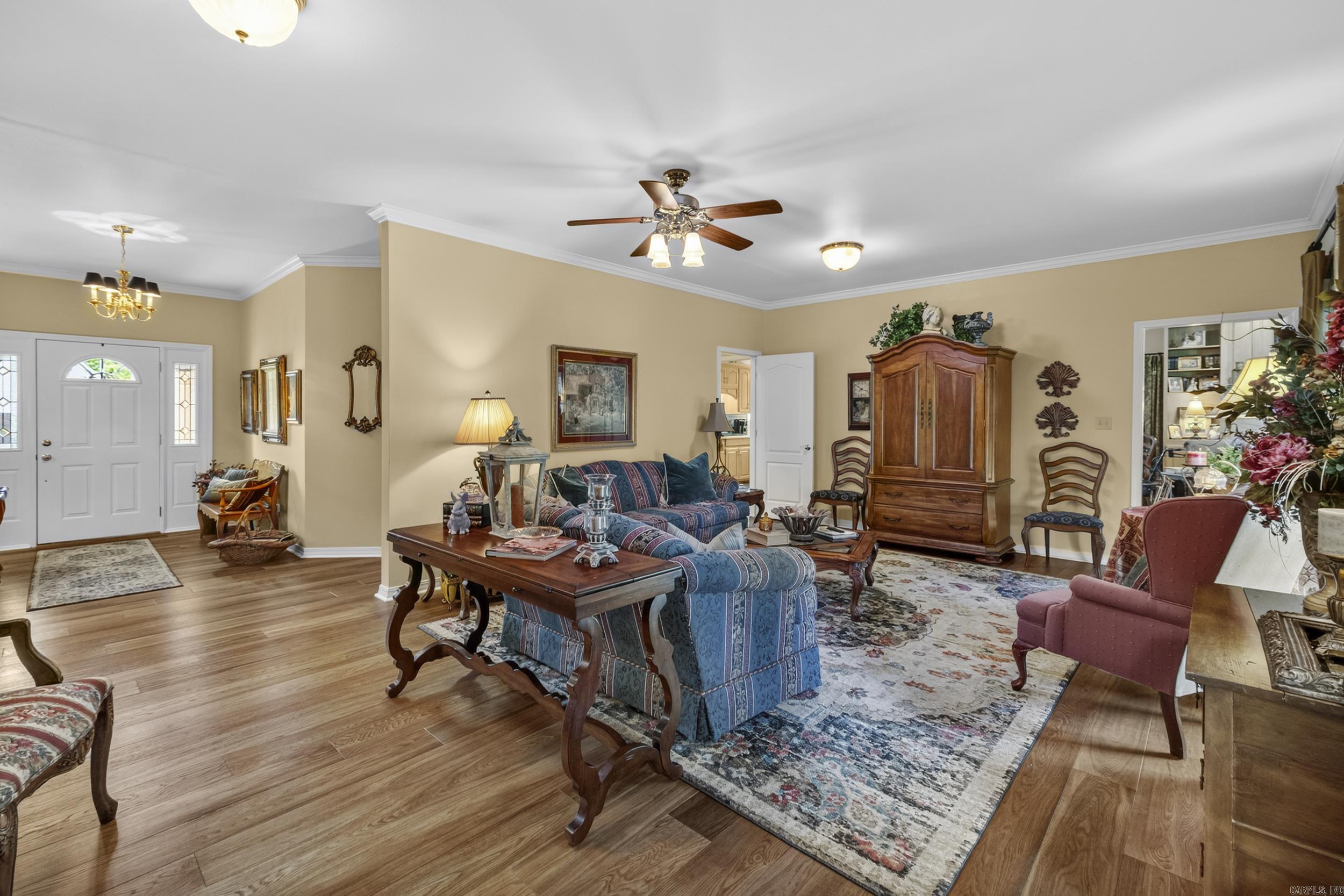 601 Live Oak Property Photo 6