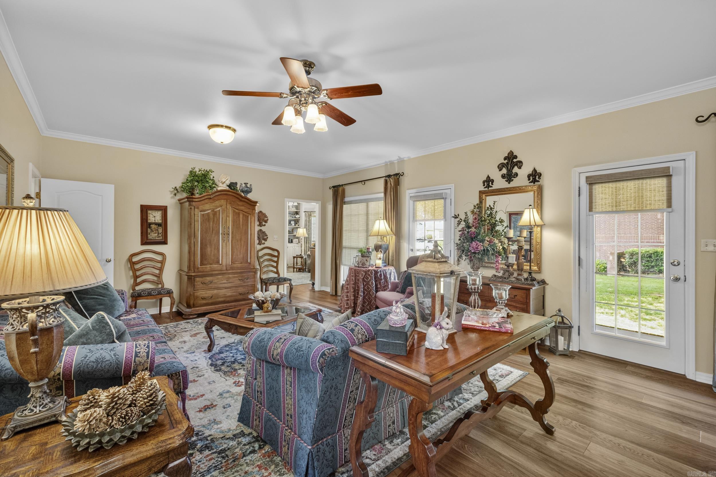 601 Live Oak Property Photo 9