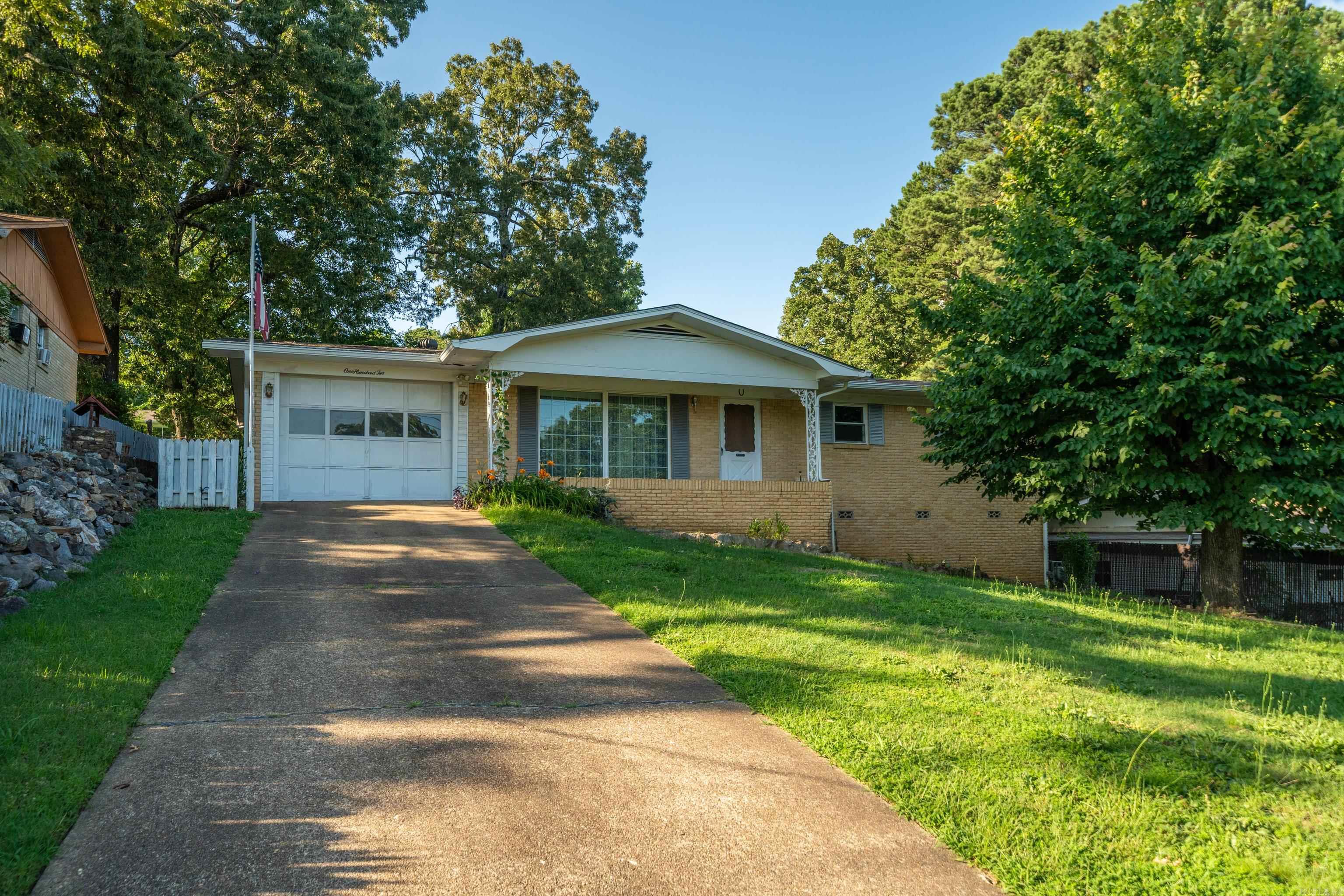 102 Dahlia St Property Photo 1