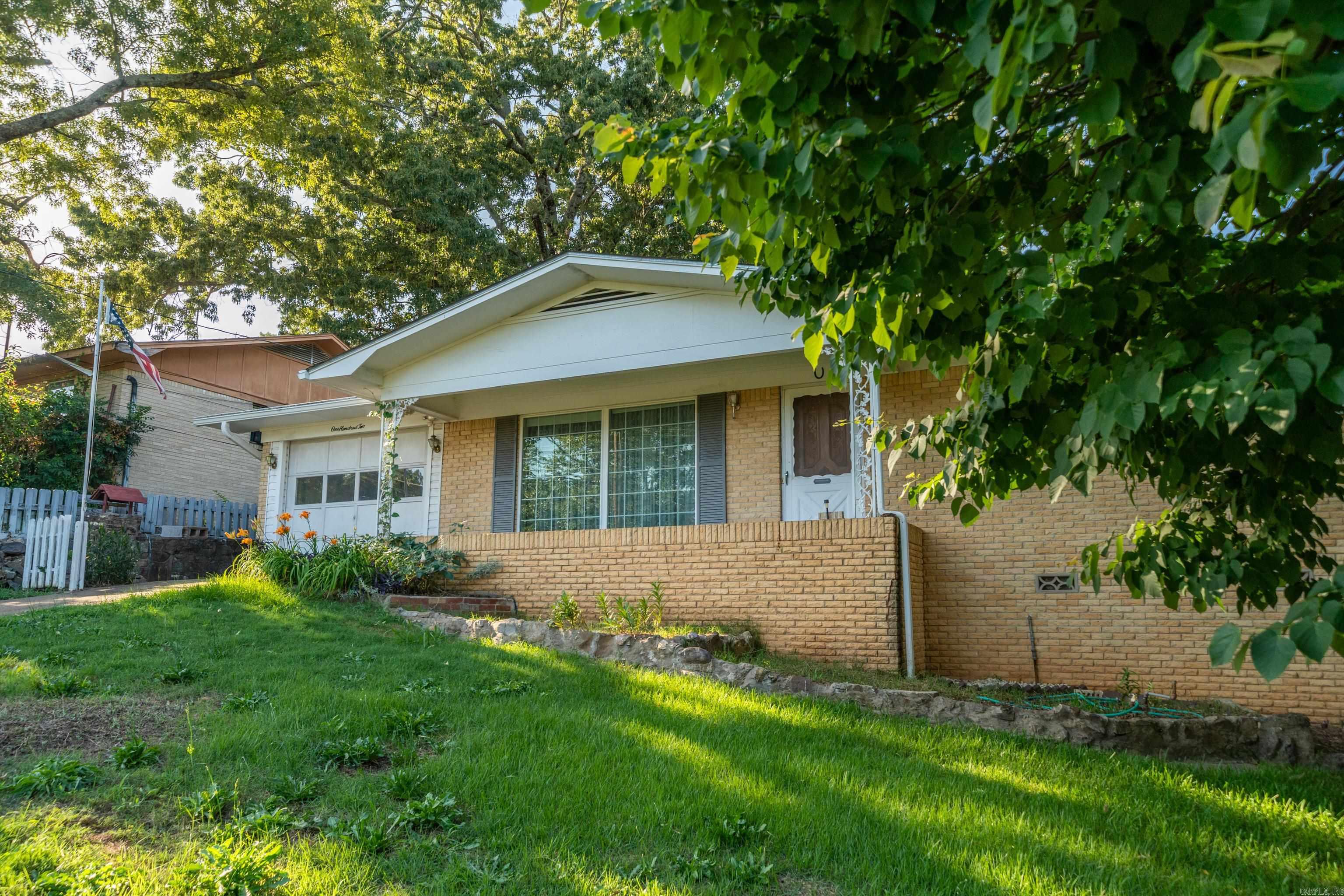102 Dahlia St Property Photo 3