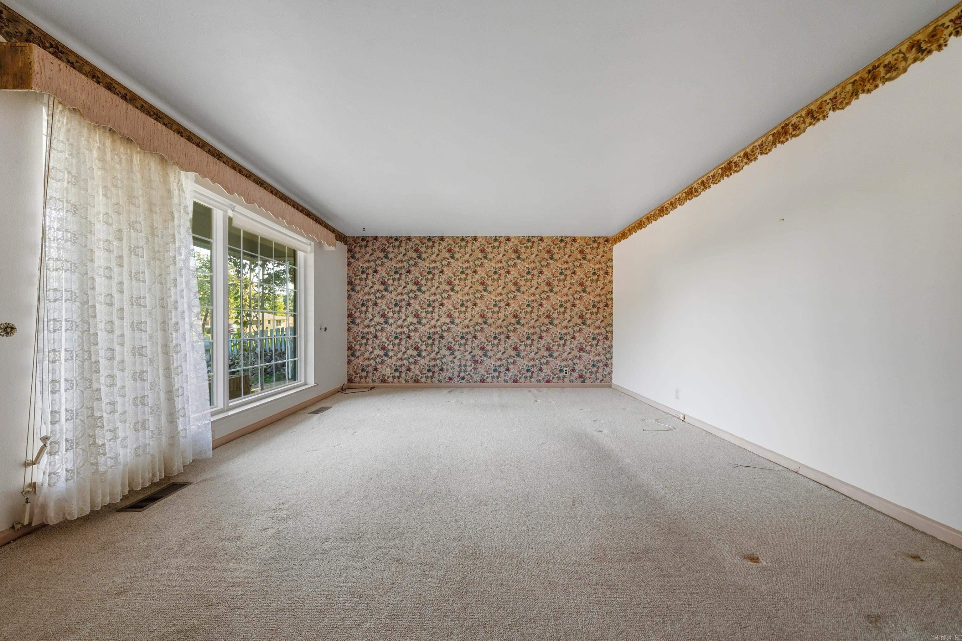 102 Dahlia St Property Photo 4