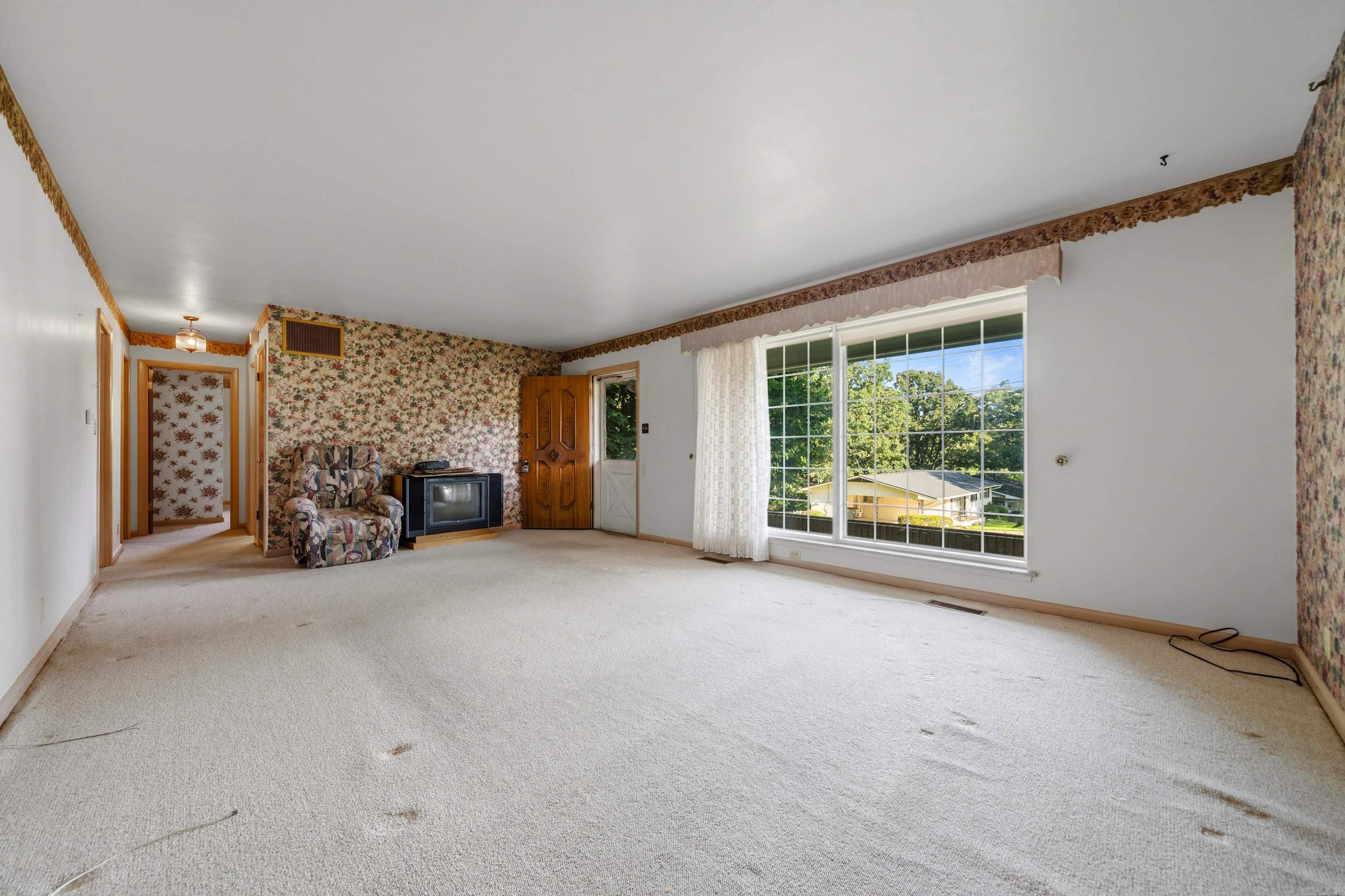 102 Dahlia St Property Photo 6