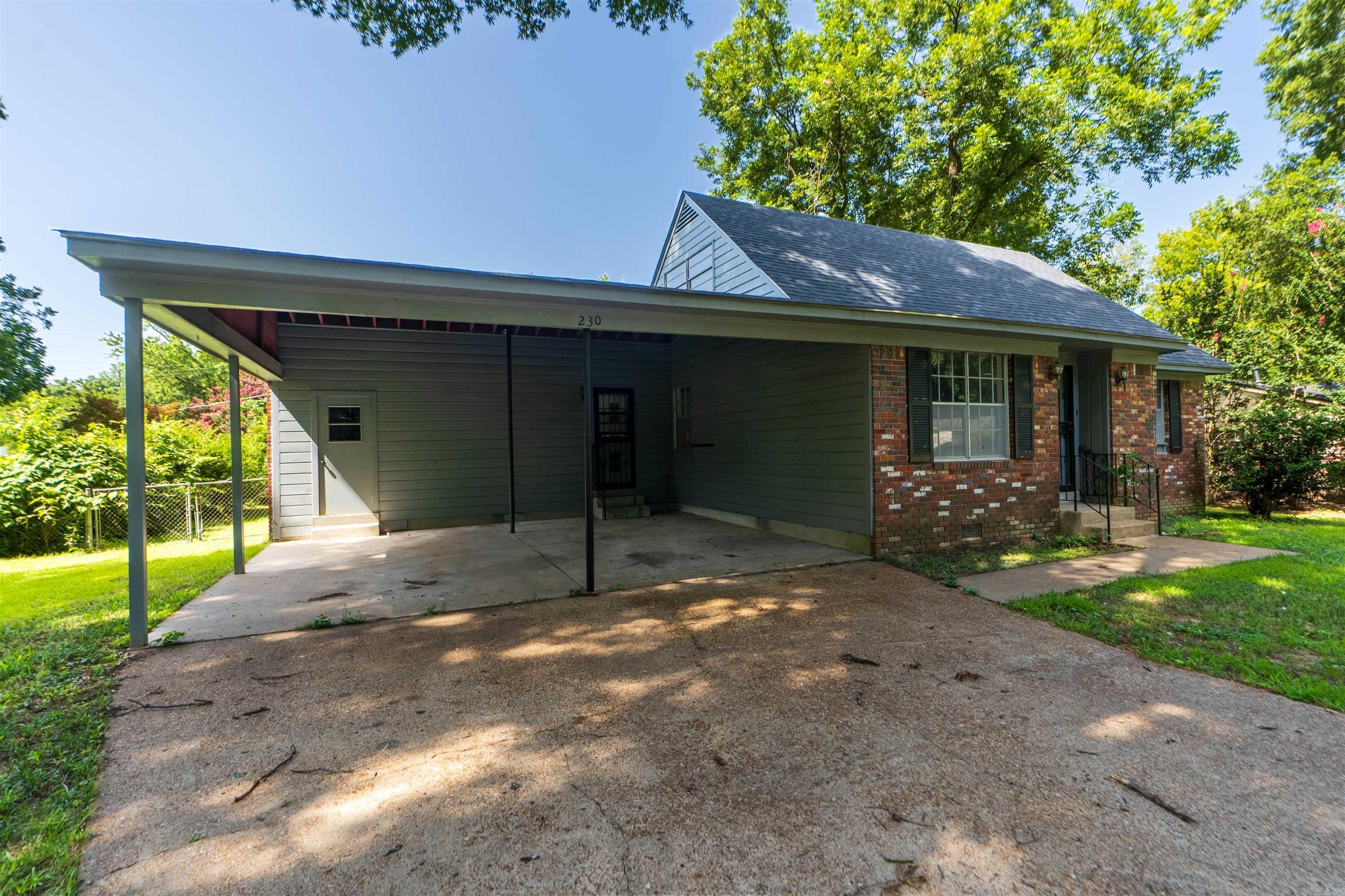 230 Lexington Dr Property Photo 3