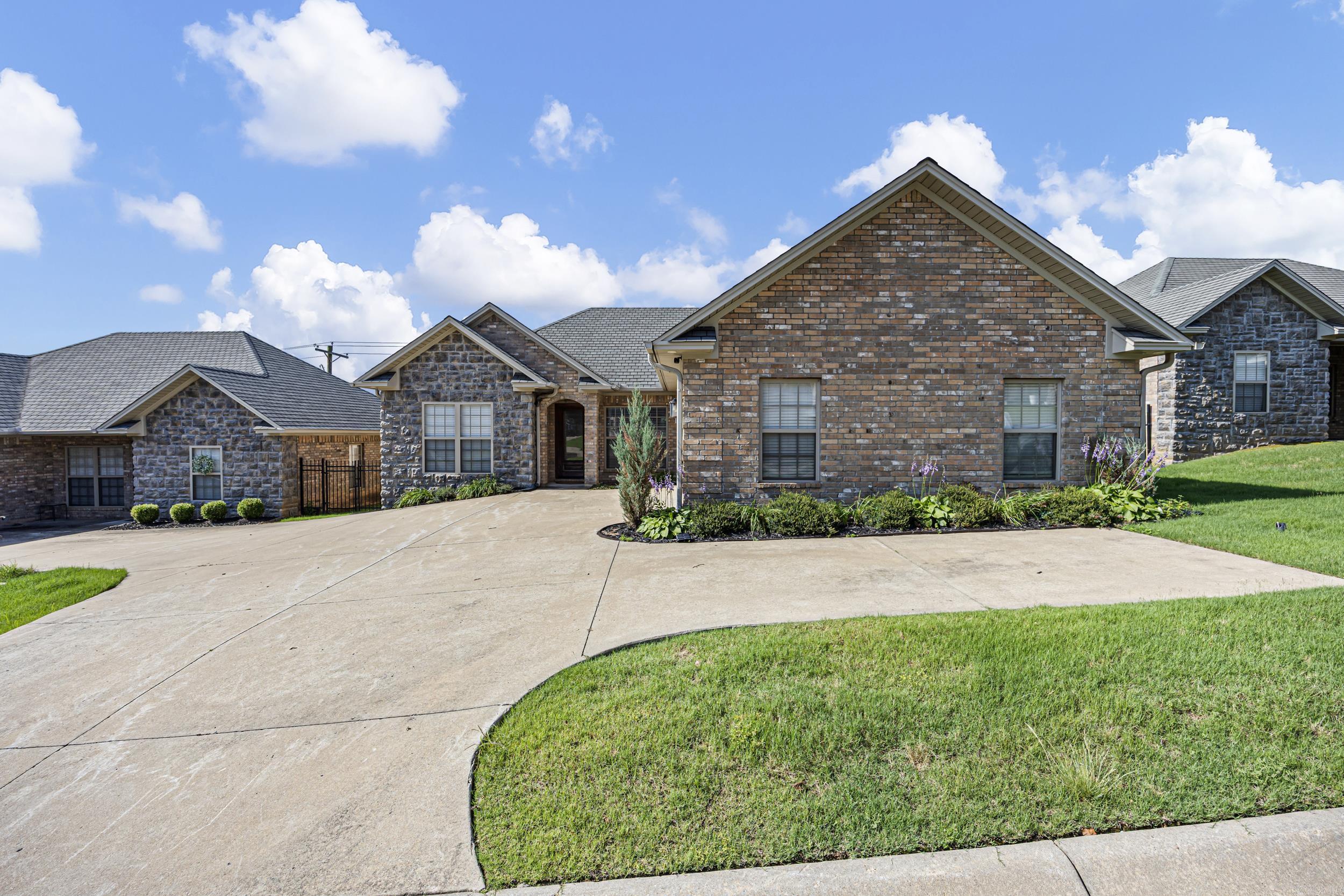 31 Village Court Property Photo 2