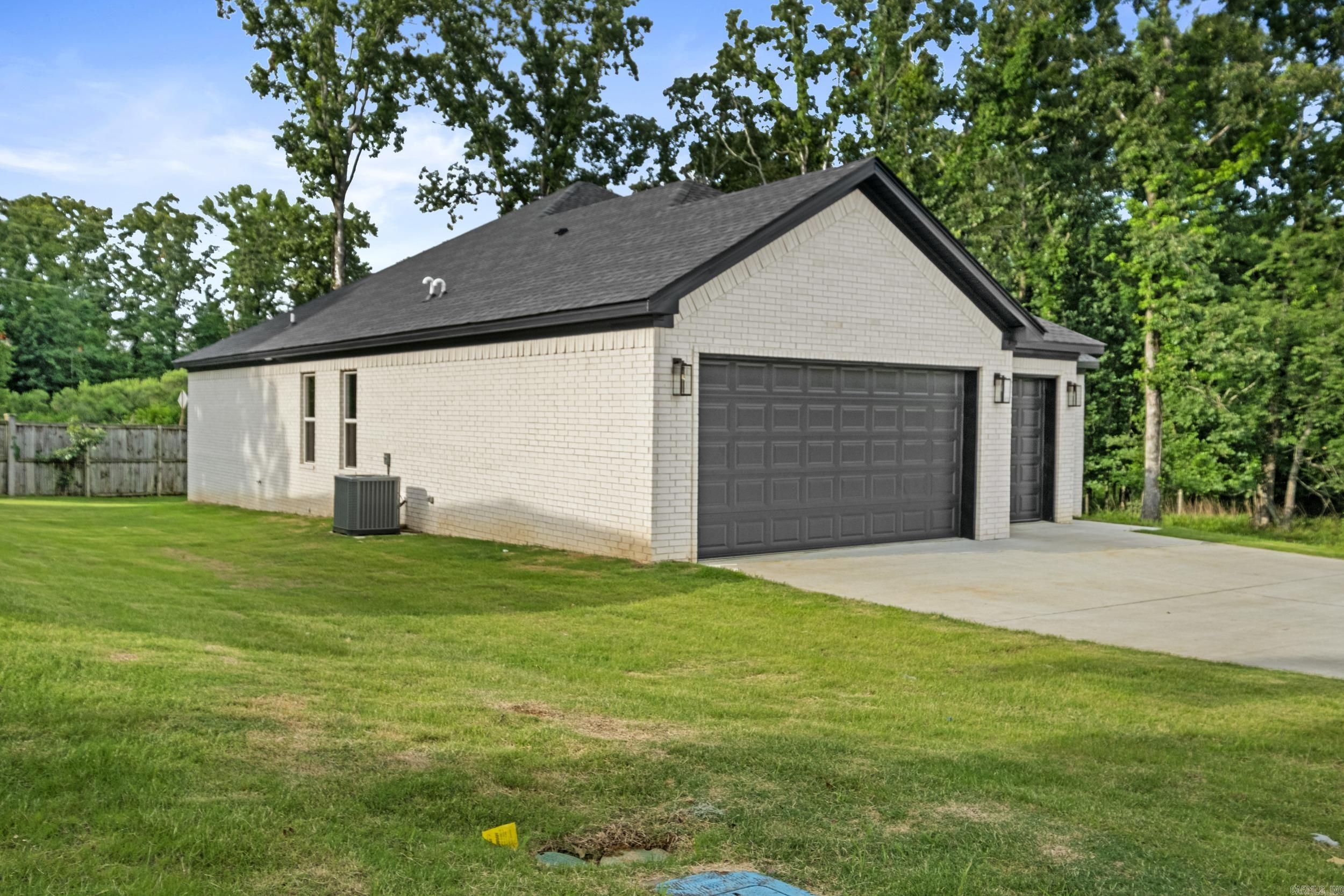 517 Forest Oak Cove Property Photo 3