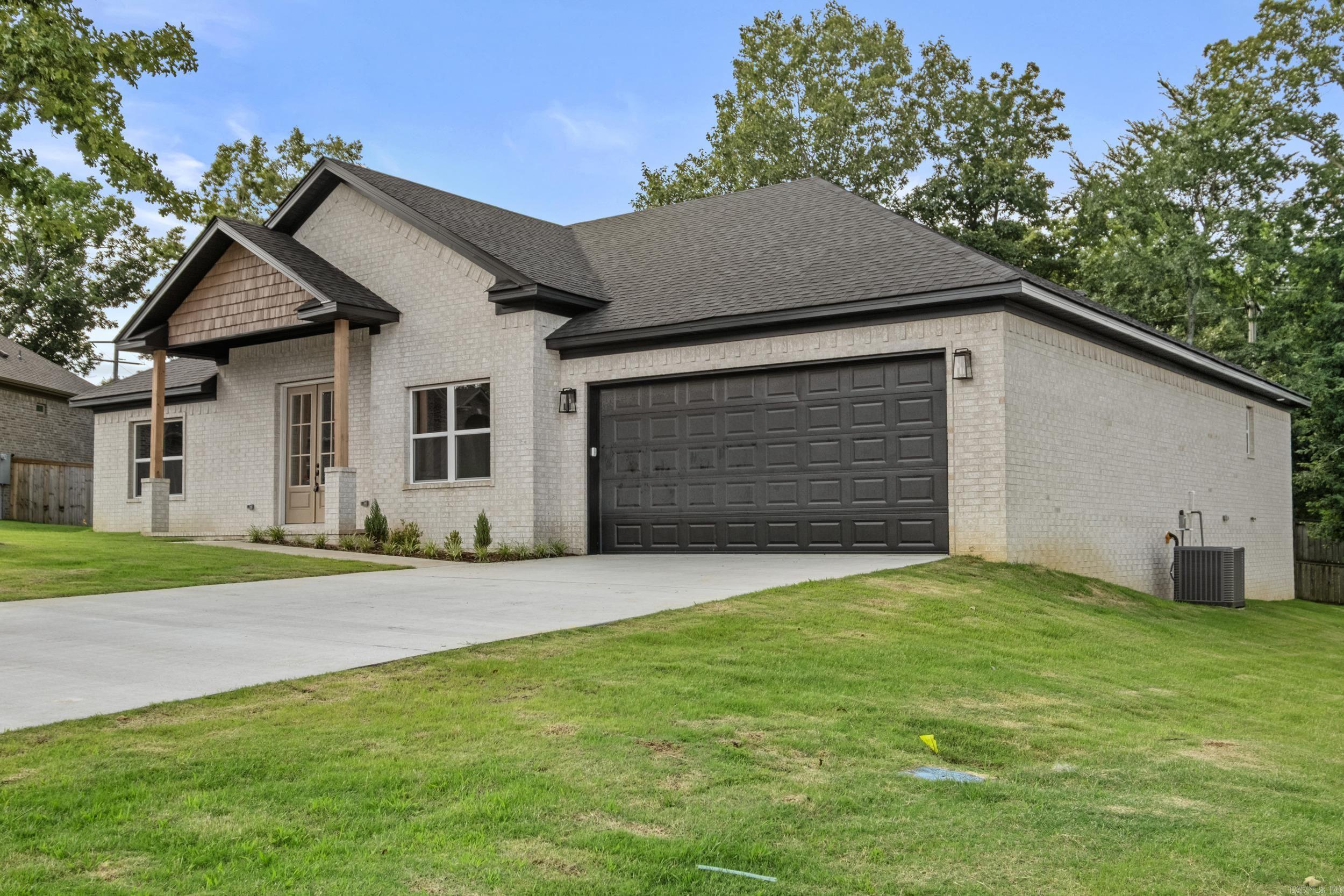 520 Forest Oak Cove Property Photo 3