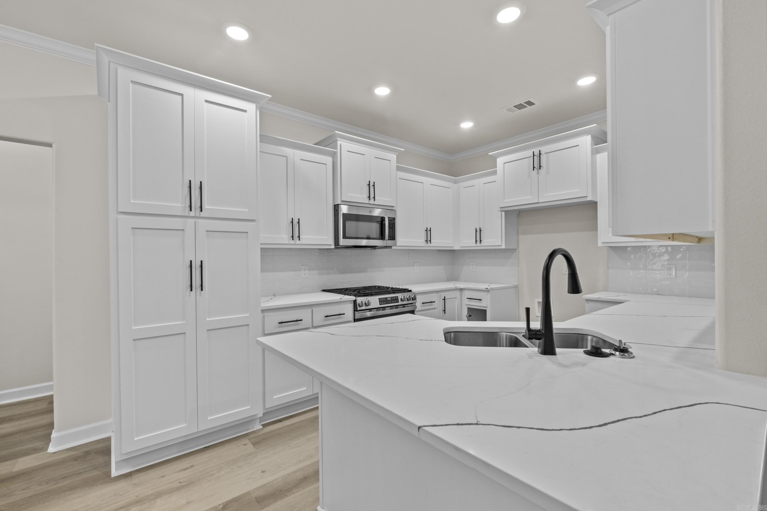 520 Forest Oak Cove Property Photo 12