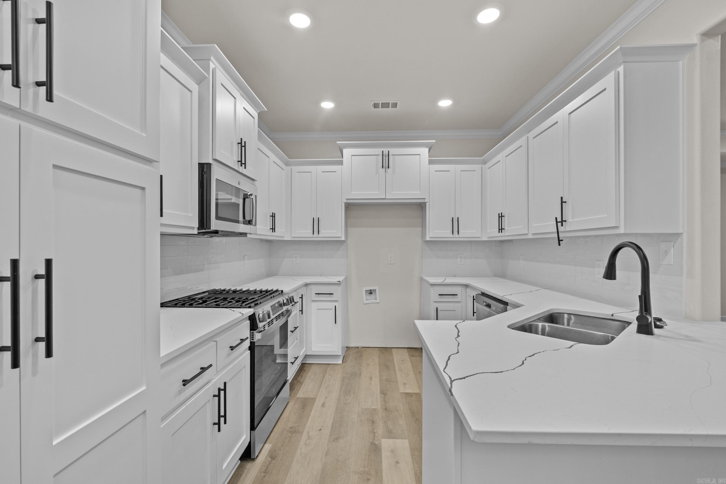 520 Forest Oak Cove Property Photo 13