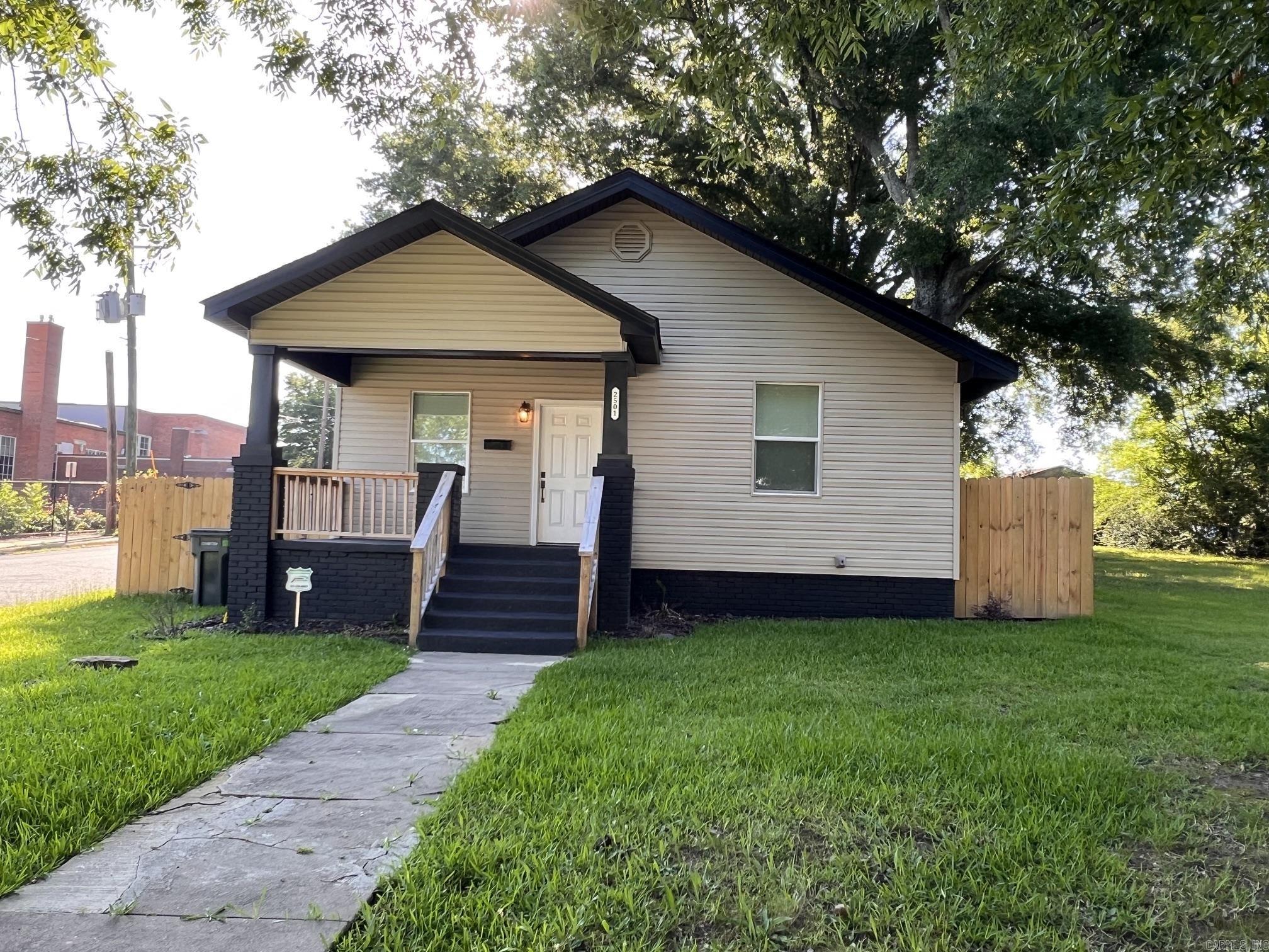 2501 Maple Street Property Photo 1