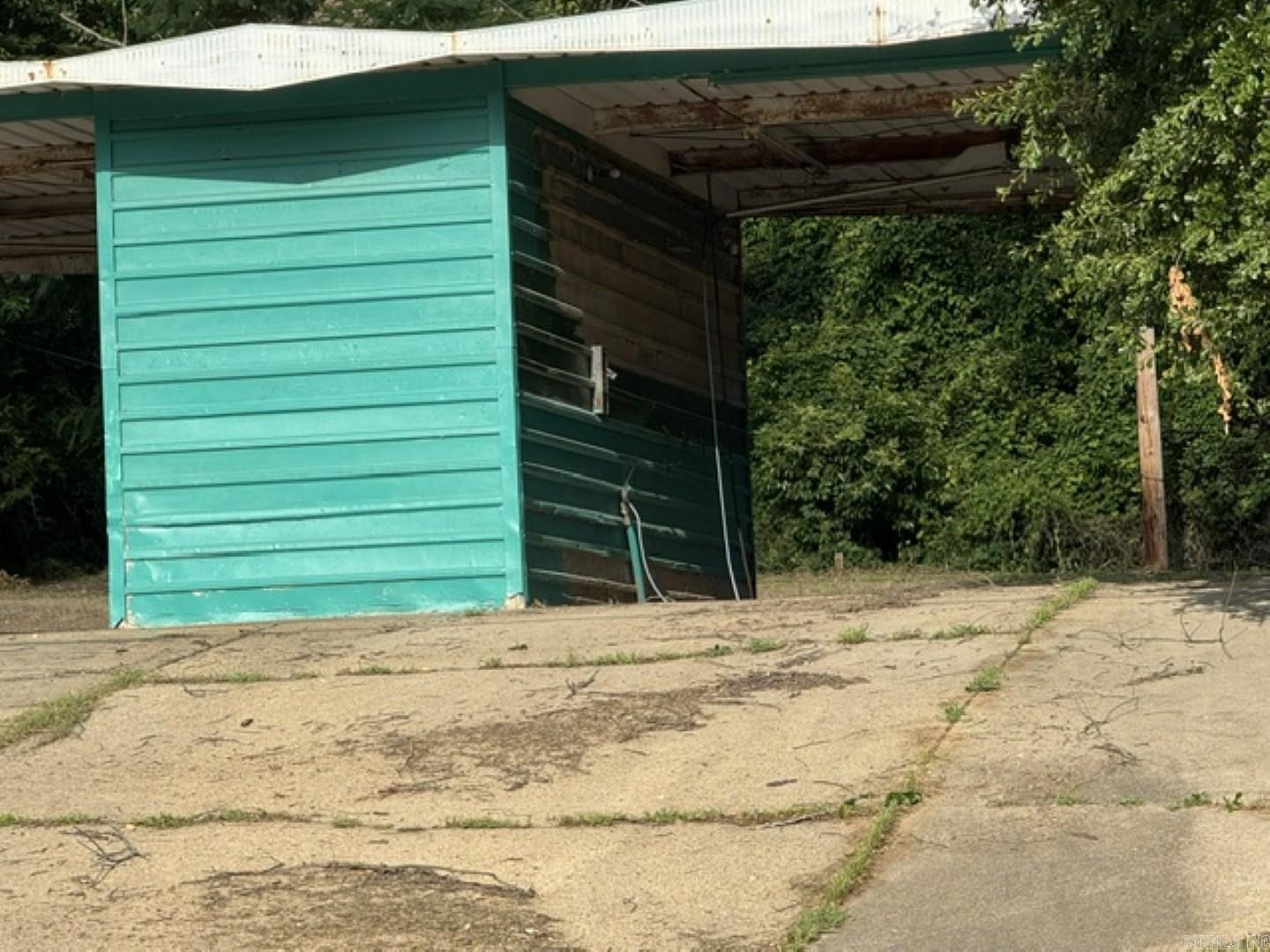 170 California Ave Property Photo 3