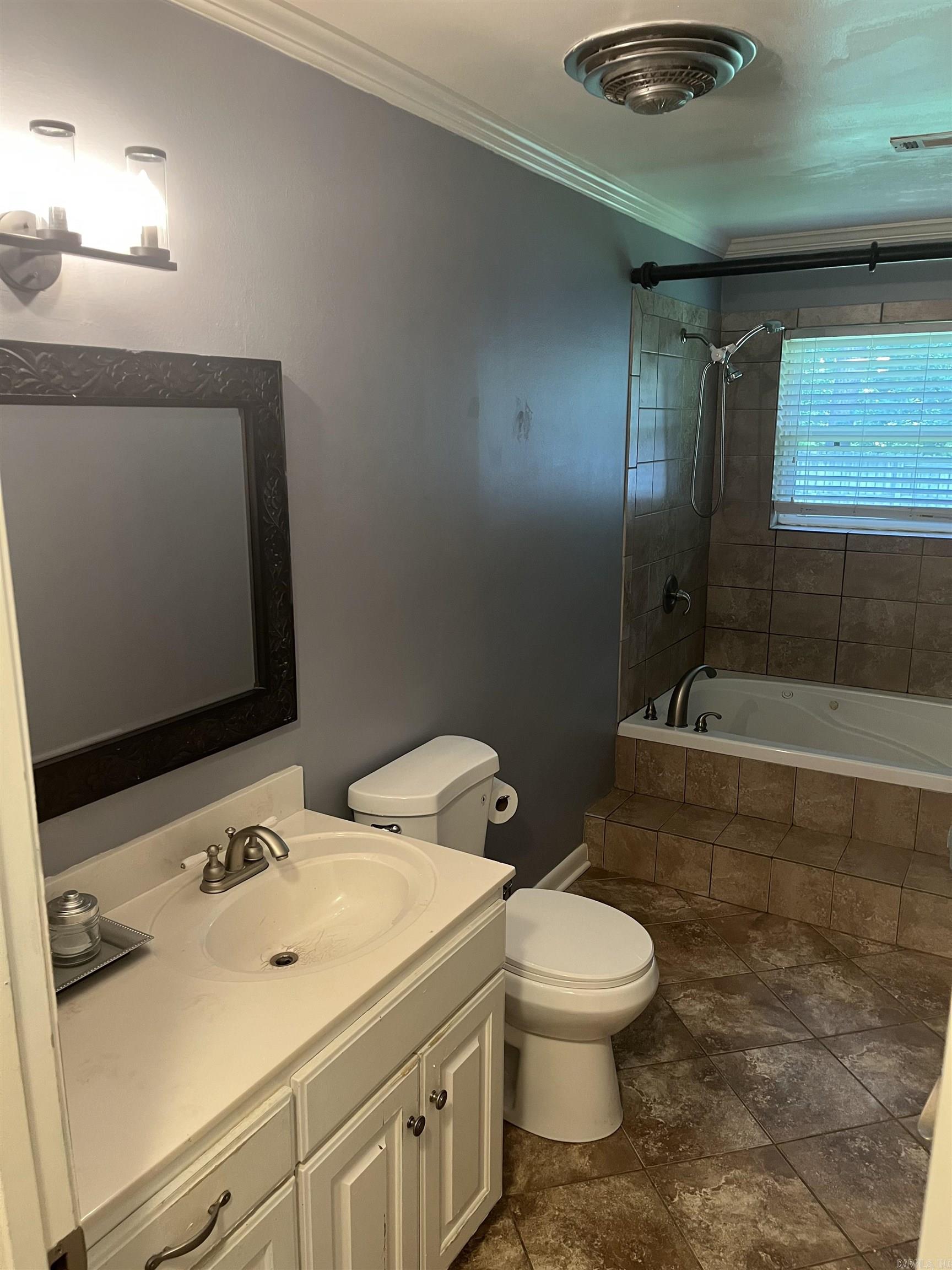 4413 N Locust St Property Photo 6
