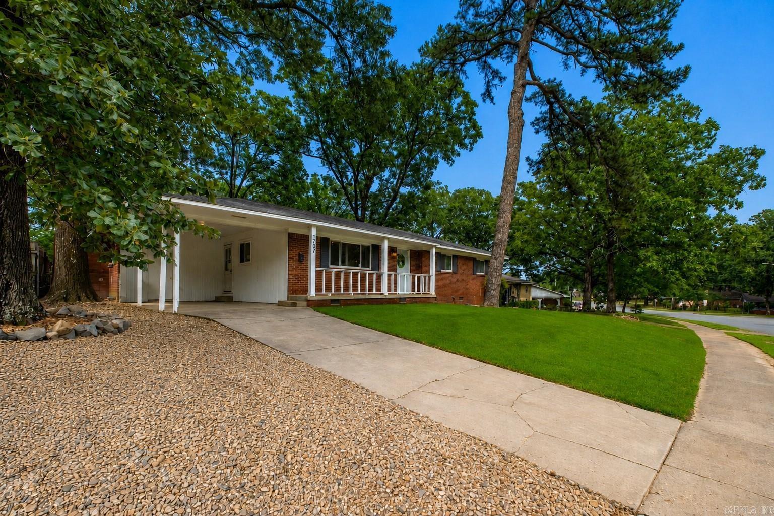 1707 Crestwood Road Property Photo 3