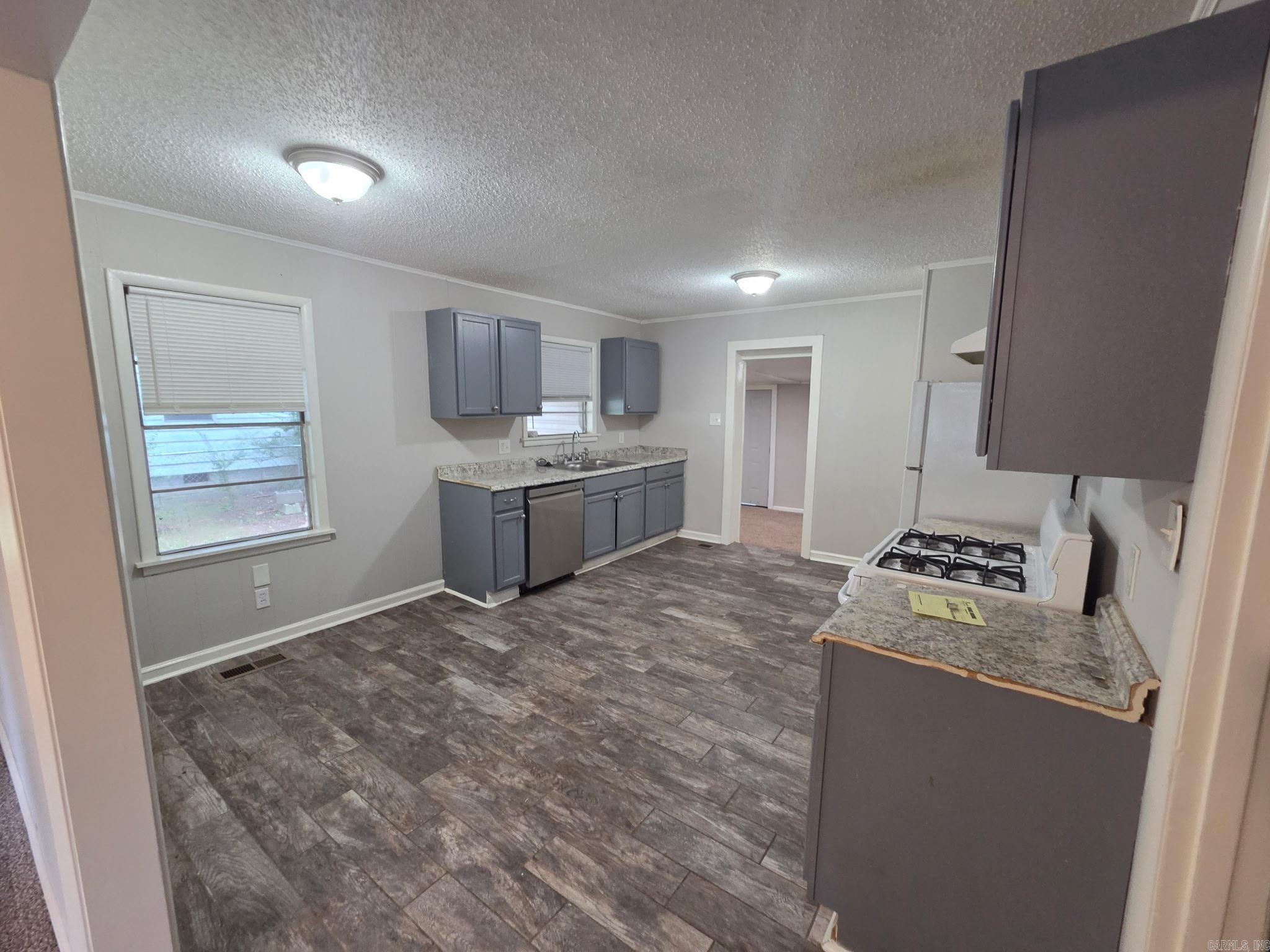 1401 S Bailey Street Property Photo 6