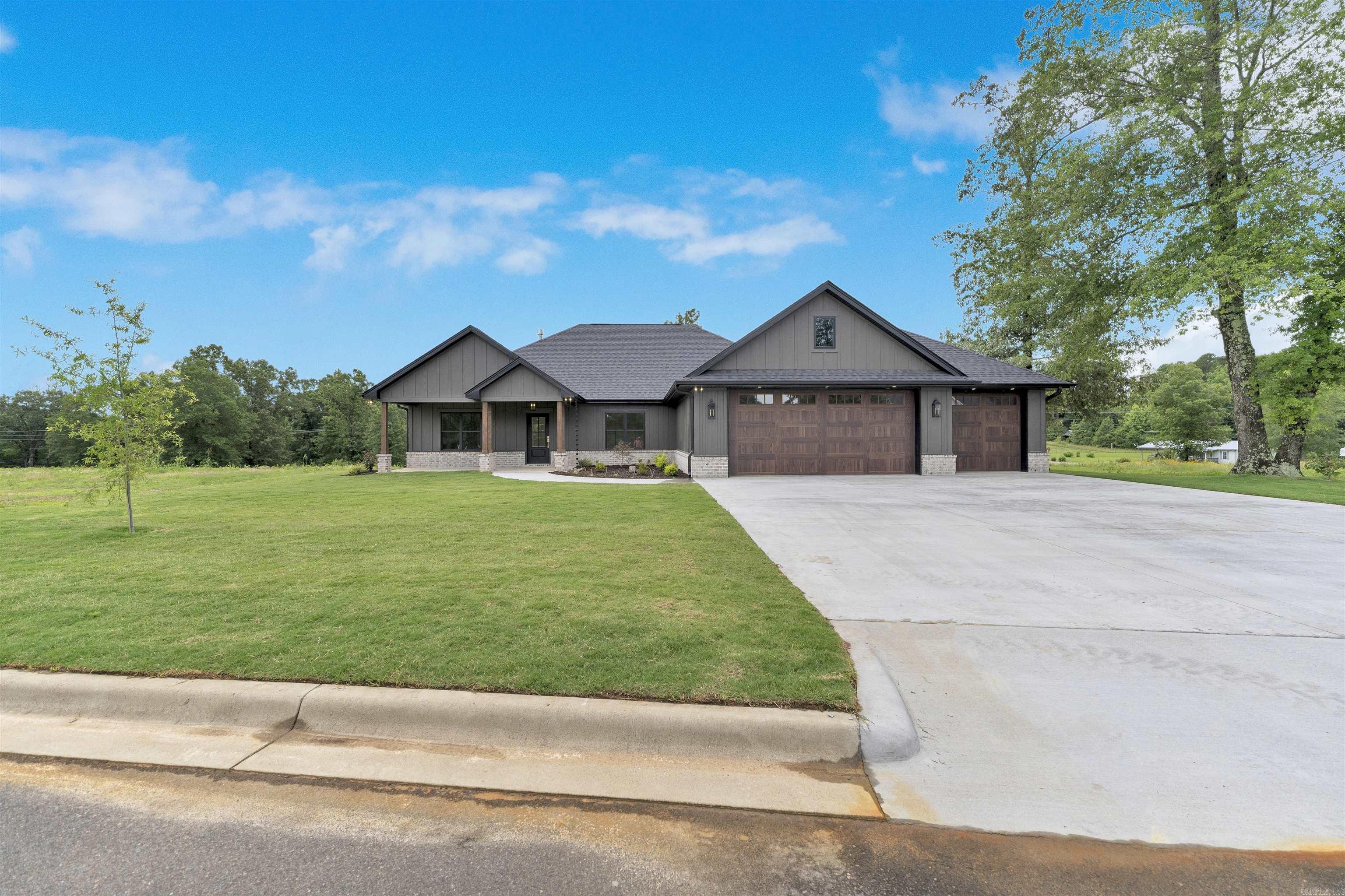 105 Laurie Dr Property Photo 2