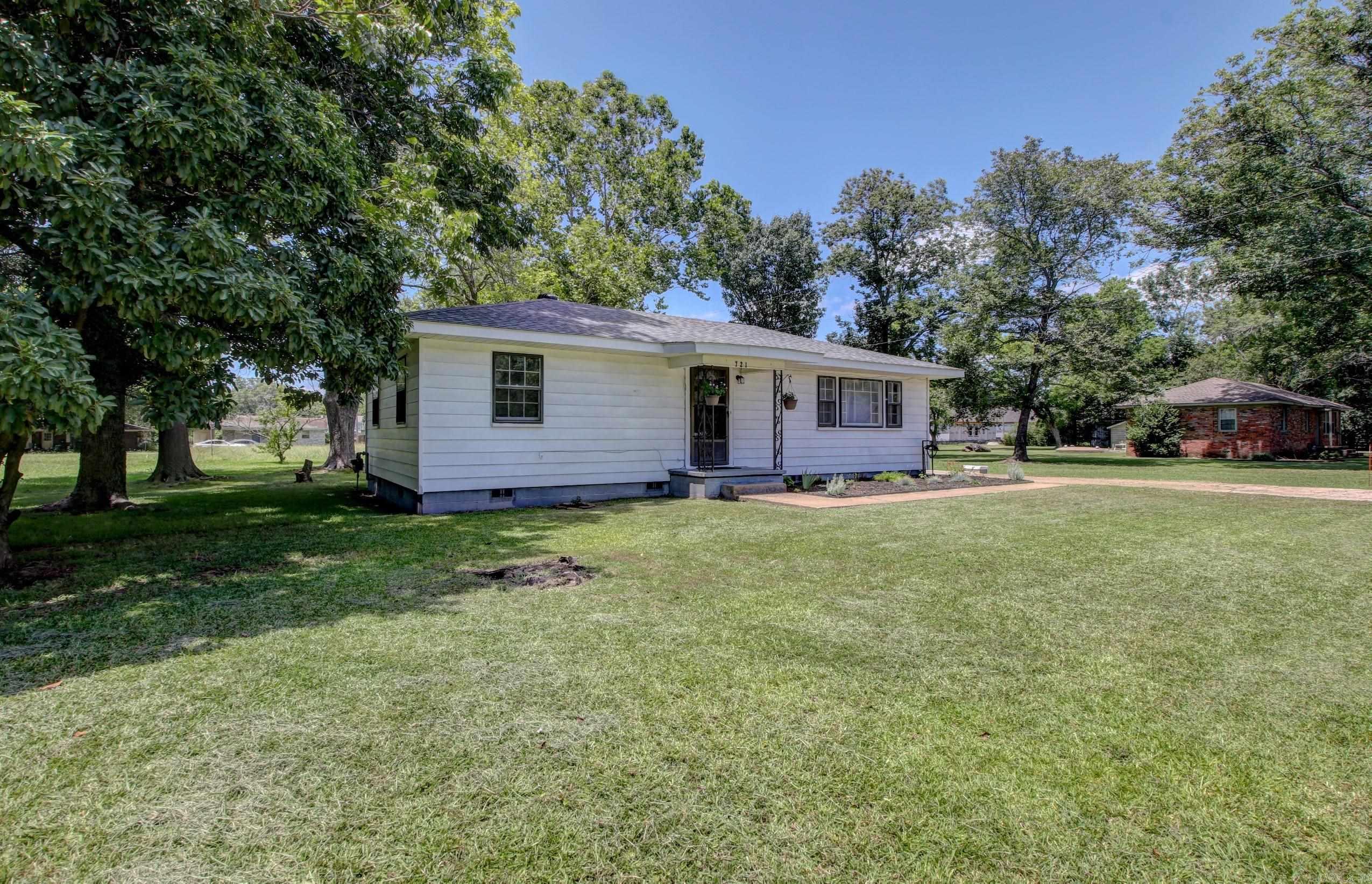 721 Fairview St Property Photo 3