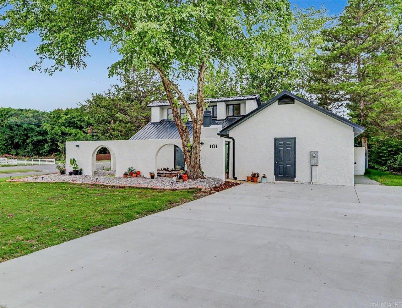 101 Cedarwood Property Photo 4