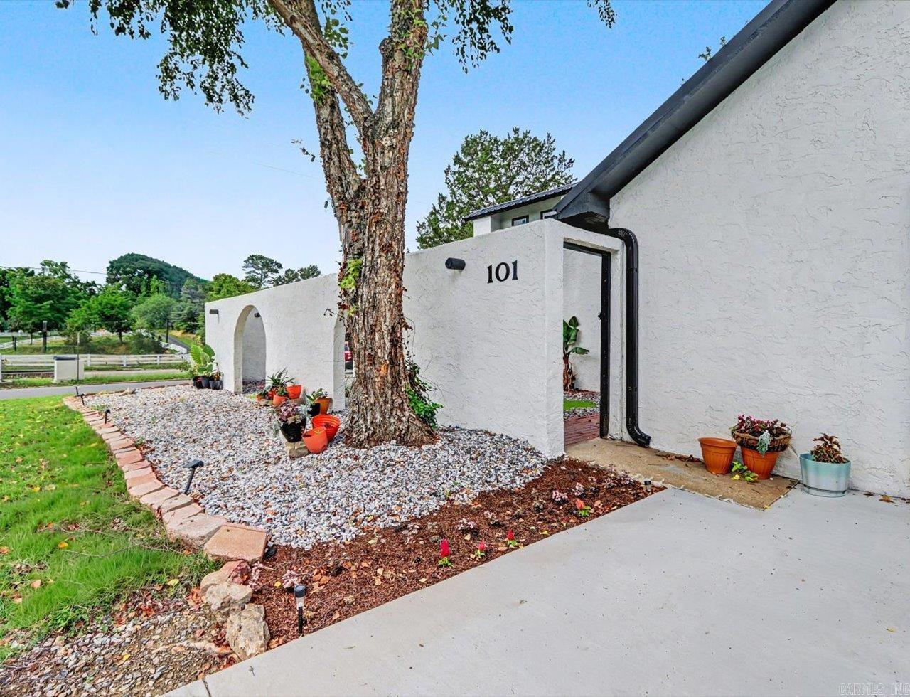101 Cedarwood Property Photo 6