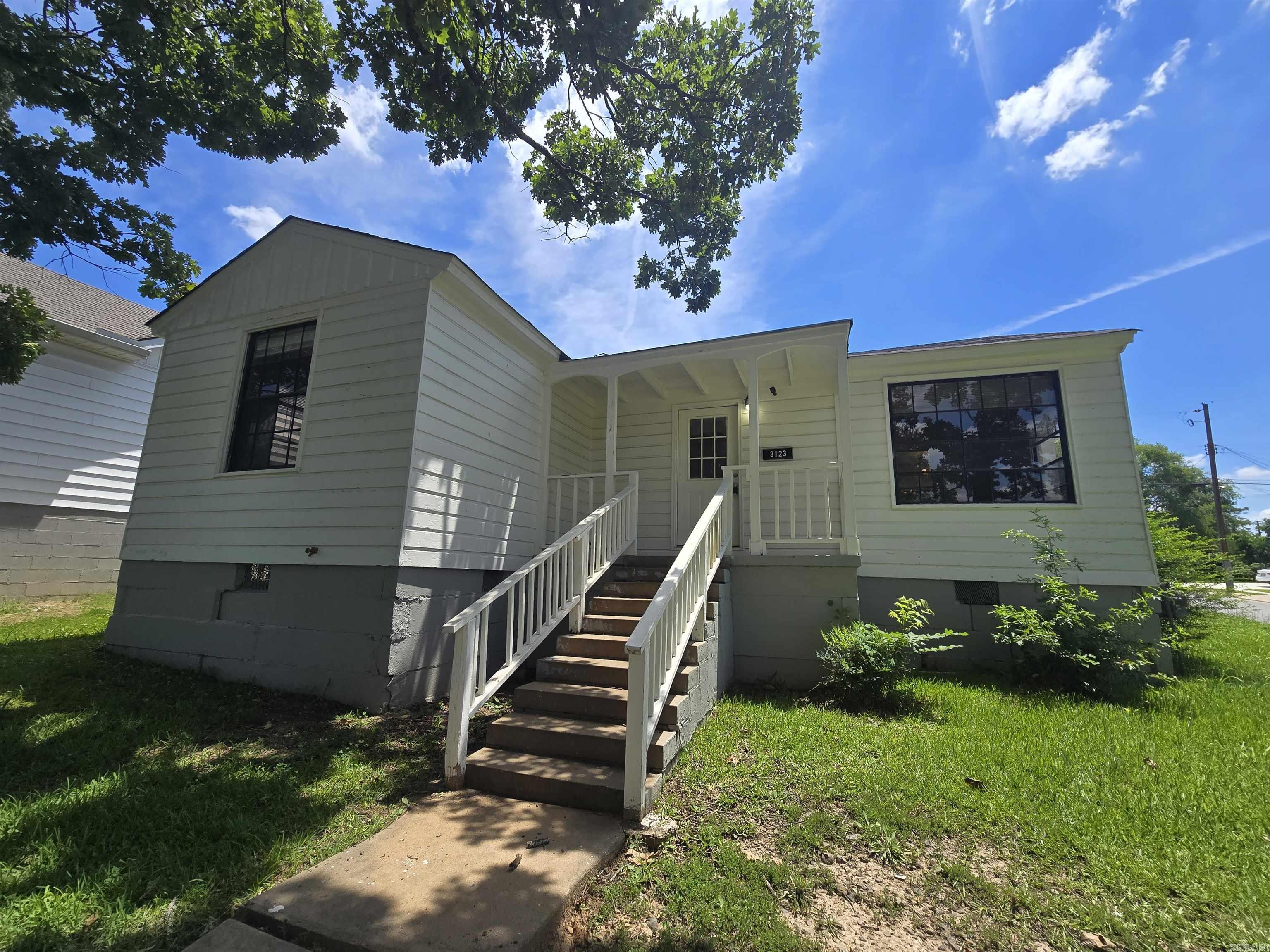 3123 S Gaines Street Property Photo 3
