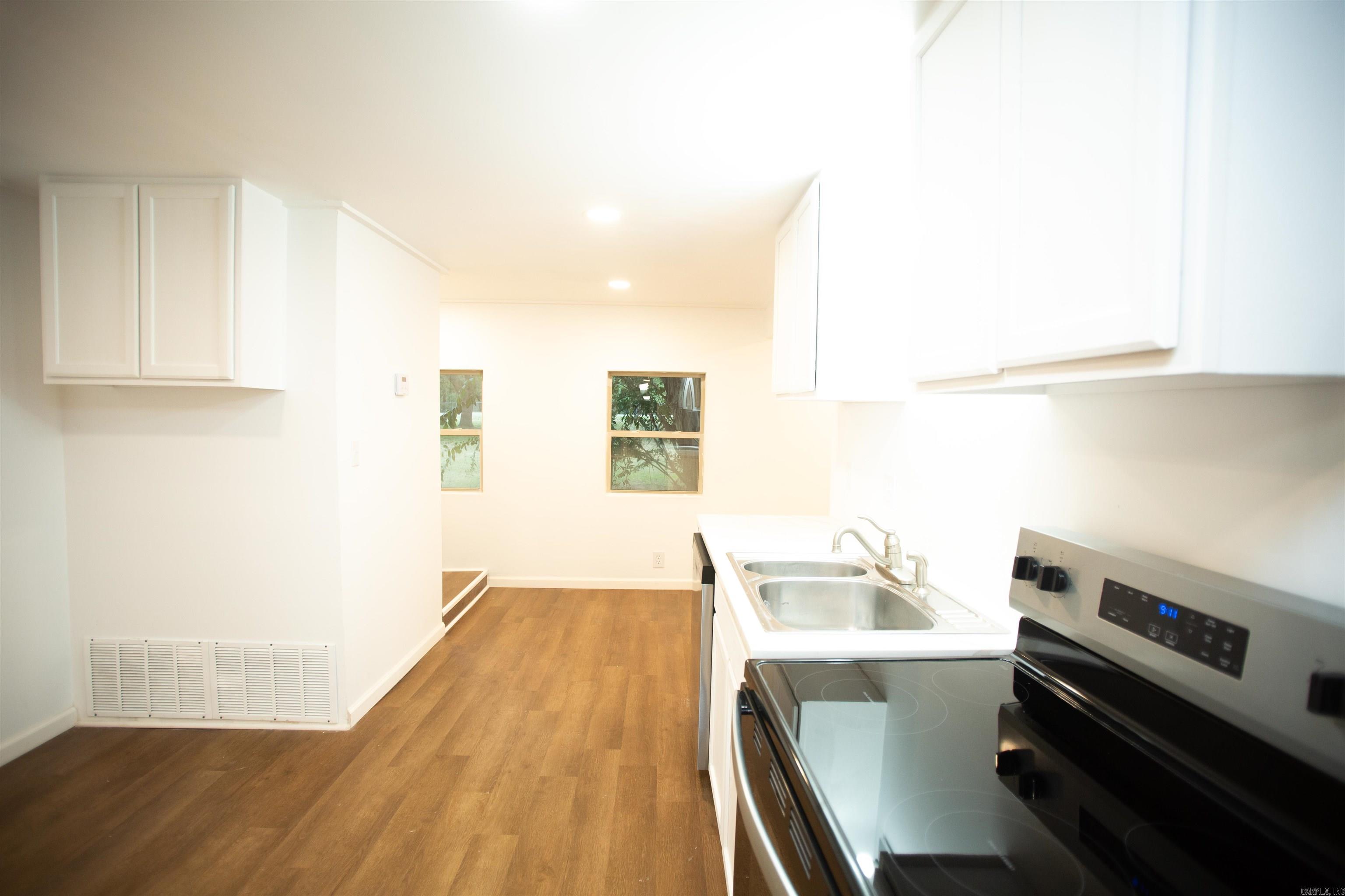 13118 Old River Drive Property Photo 9