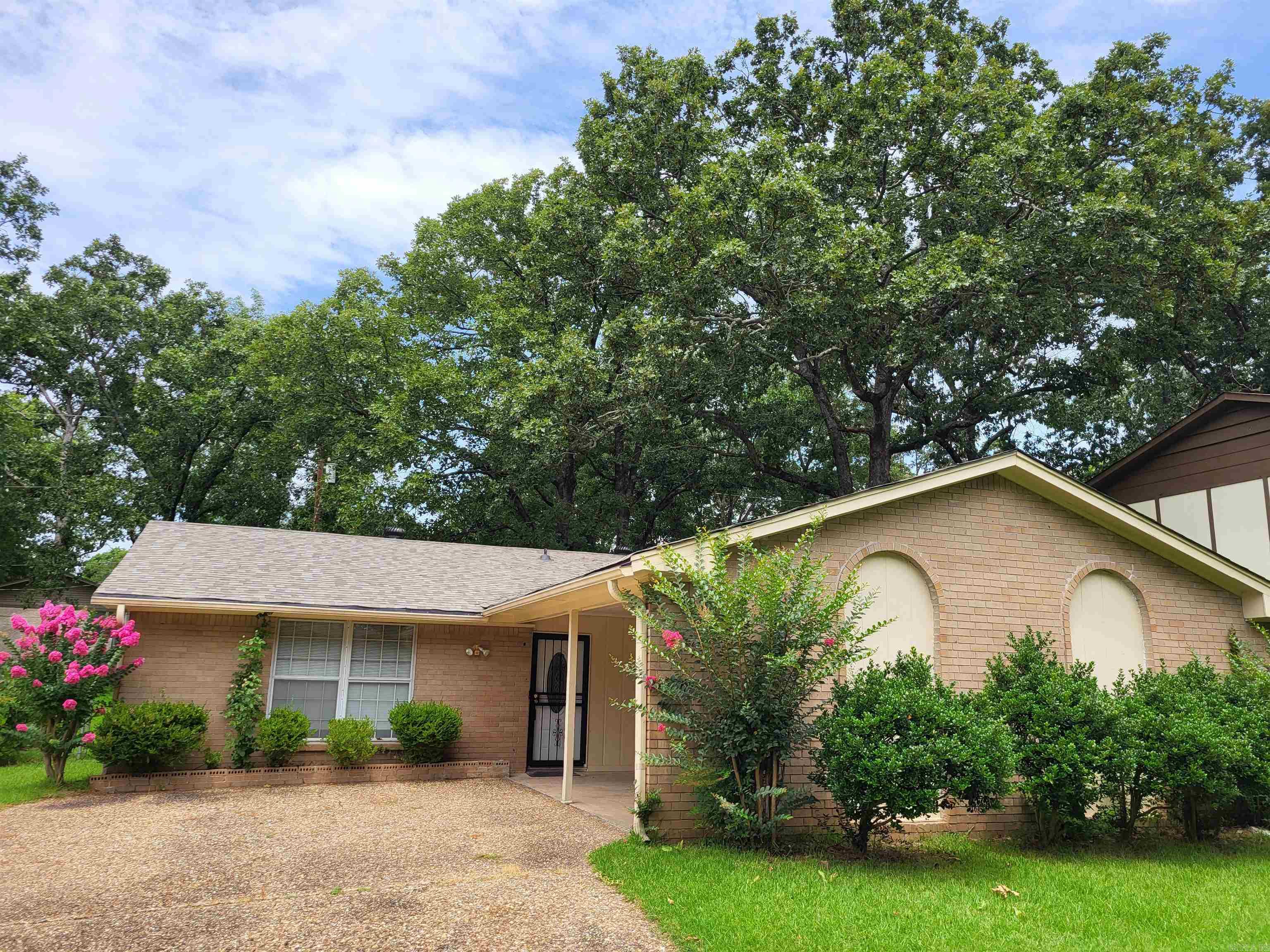 9105 Peach Tree Lane Property Photo 1