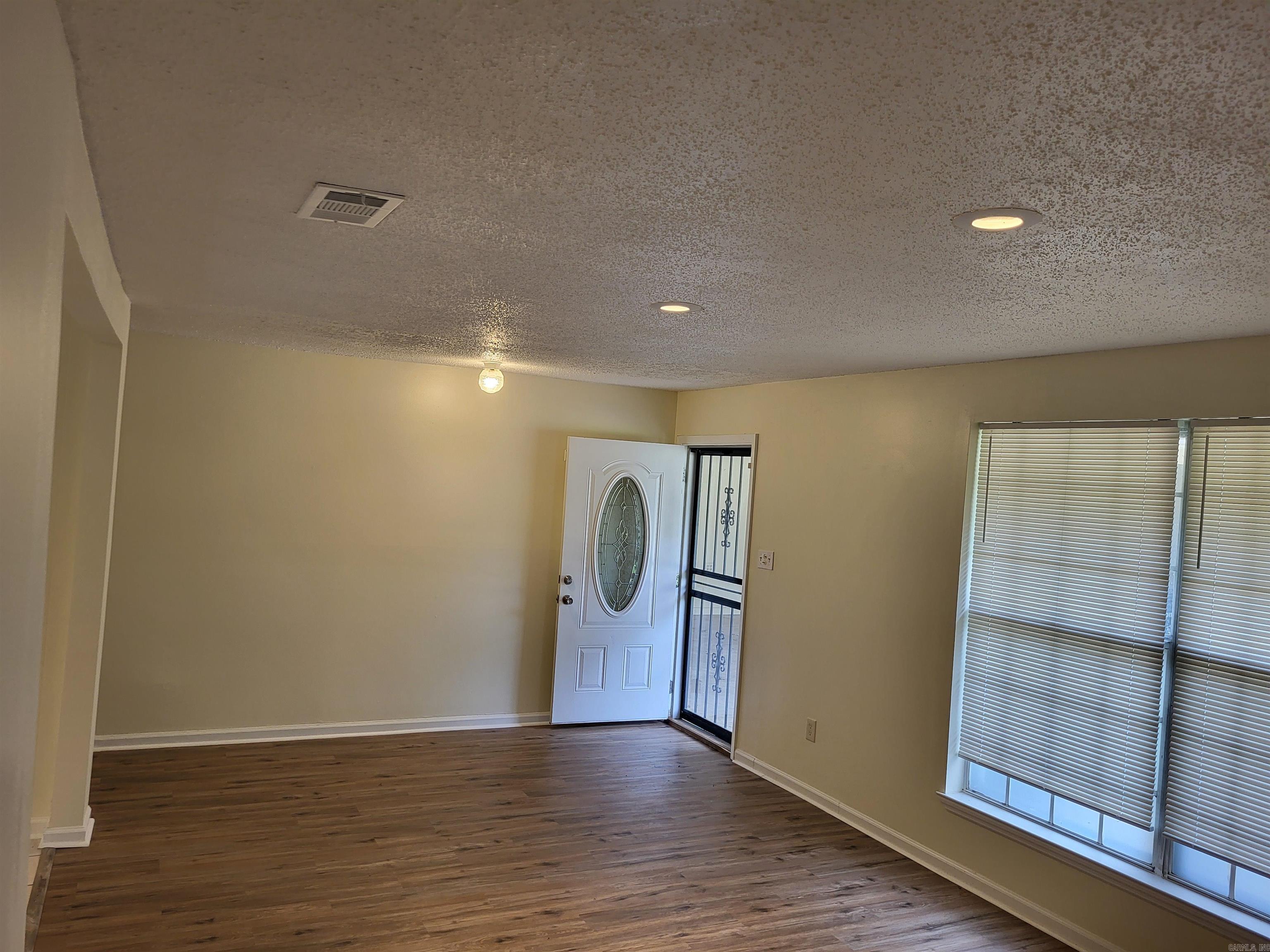 9105 Peach Tree Lane Property Photo 3