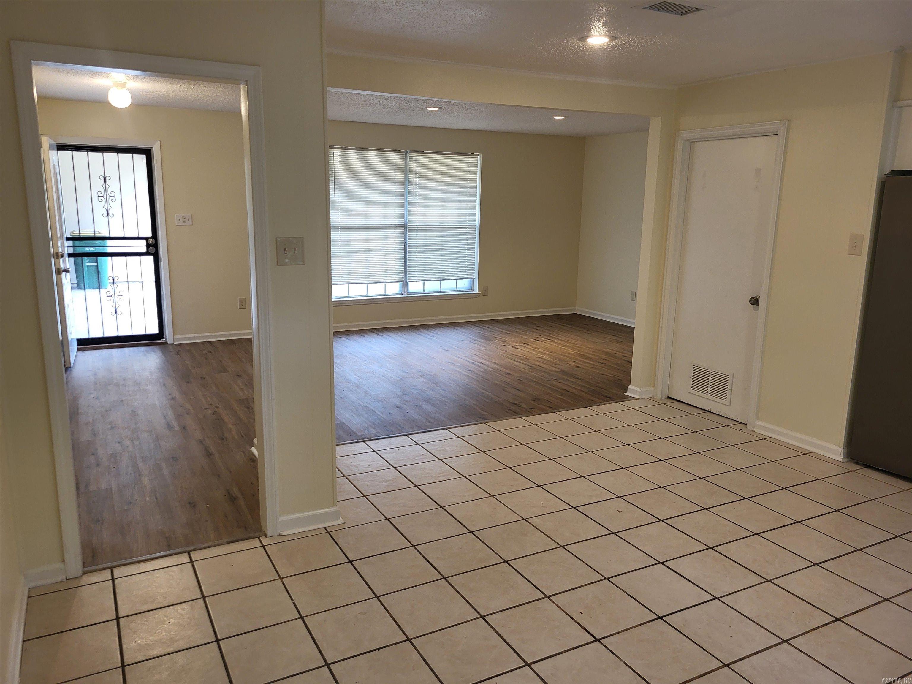 9105 Peach Tree Lane Property Photo 4