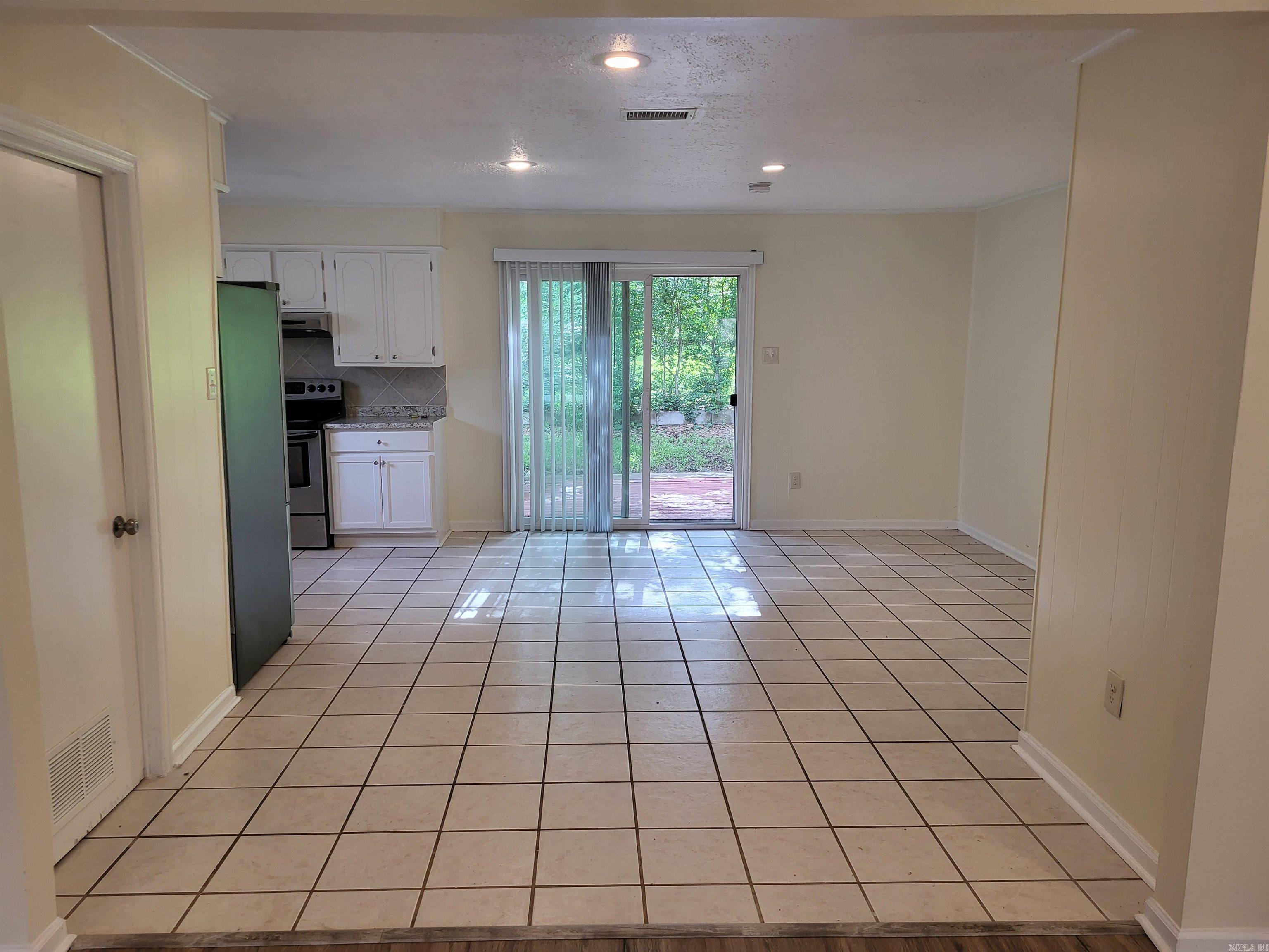9105 Peach Tree Lane Property Photo 5