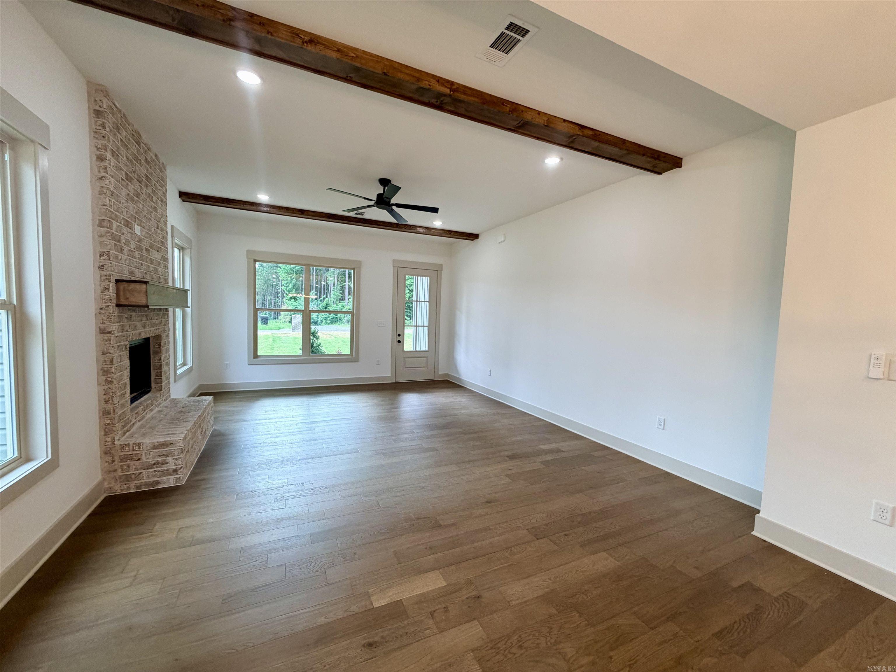 6812 N Detonti Property Photo 4