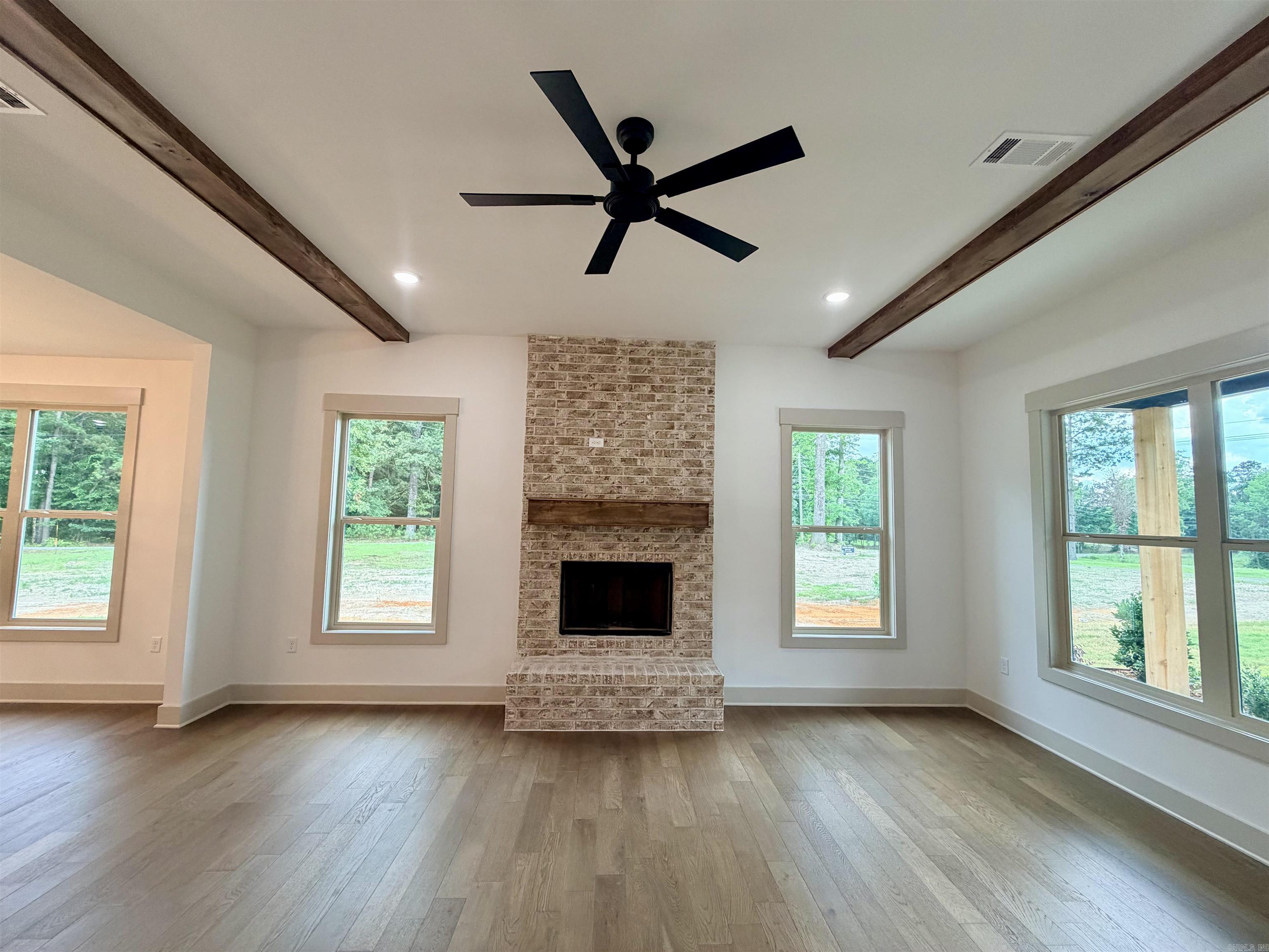 6812 N Detonti Property Photo 6