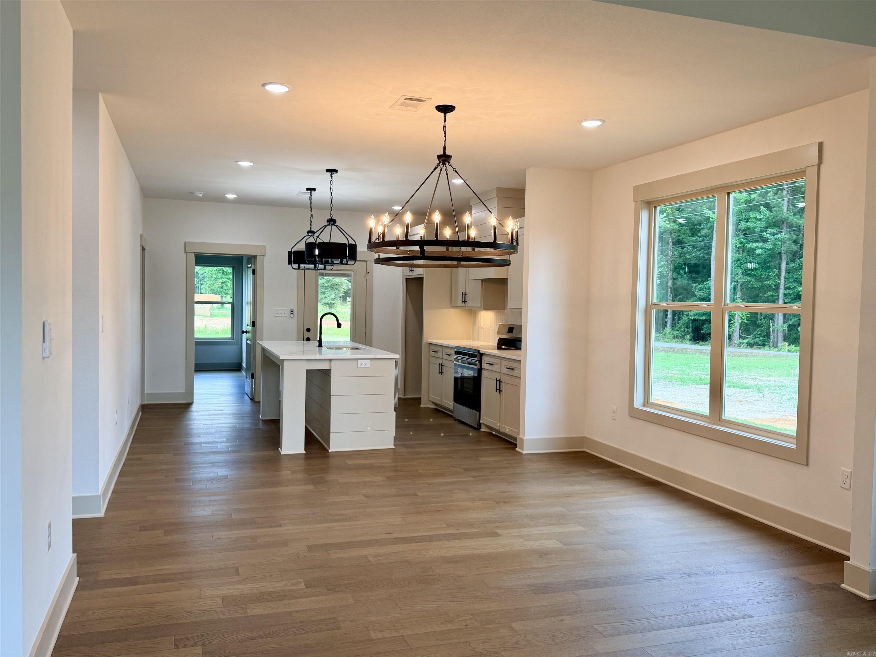 6812 N Detonti Property Photo 9