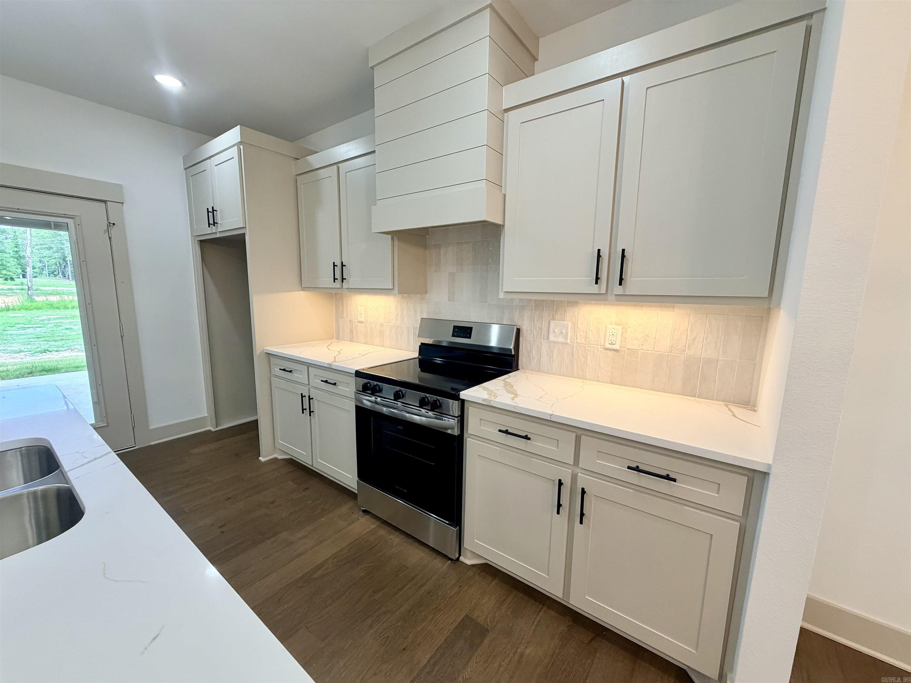 6812 N Detonti Property Photo 13