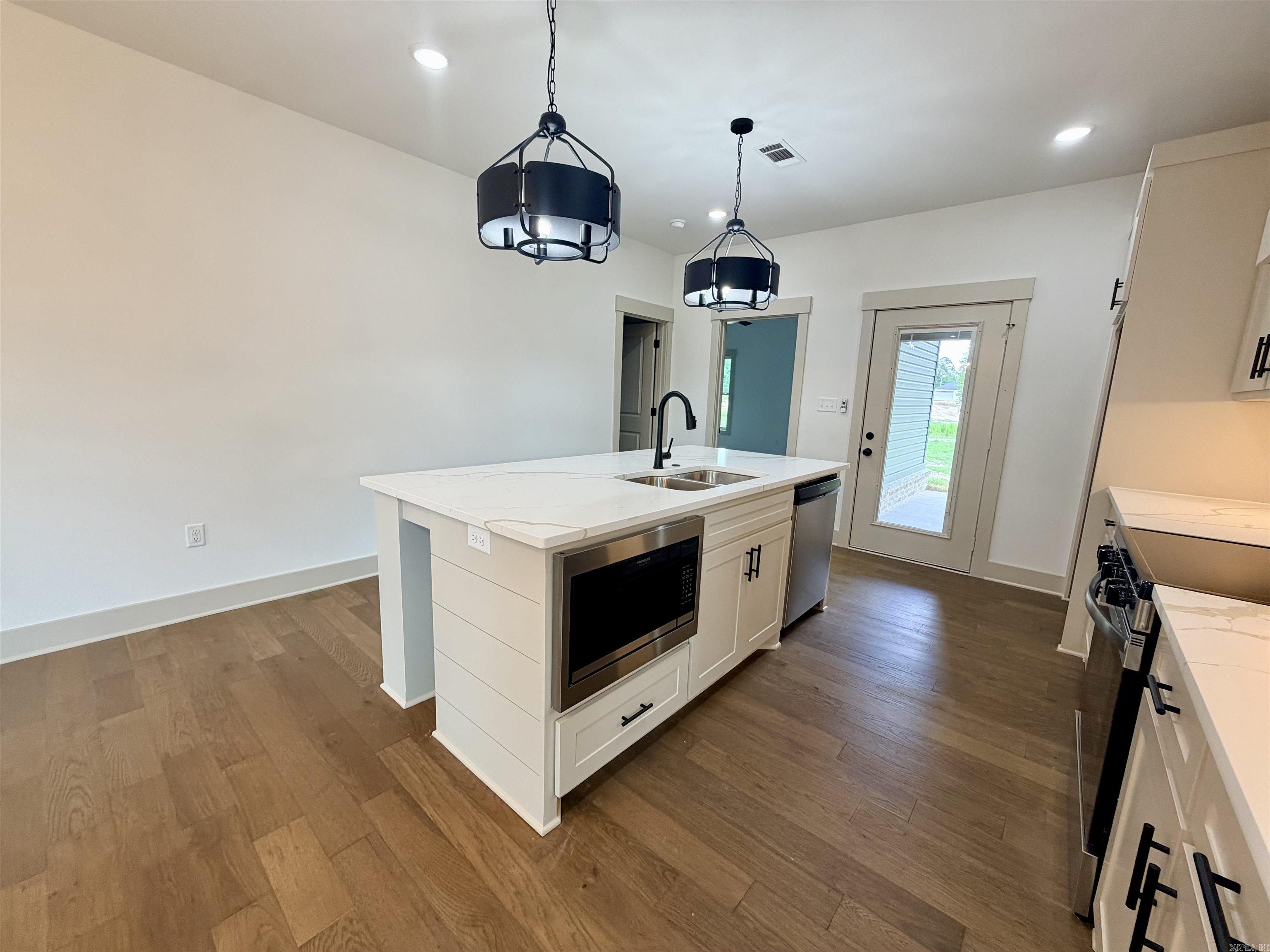 6812 N Detonti Property Photo 14