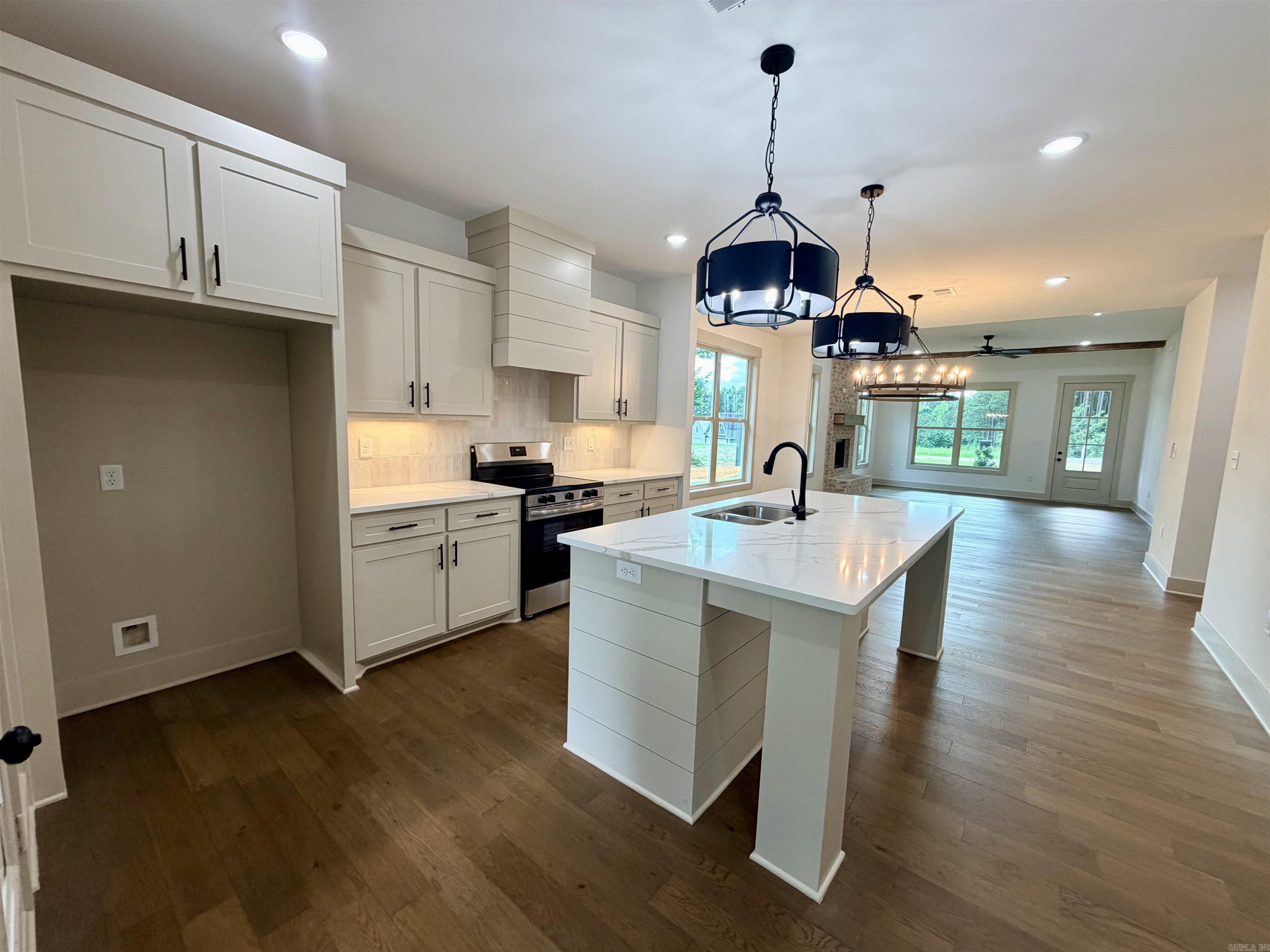 6812 N Detonti Property Photo 15
