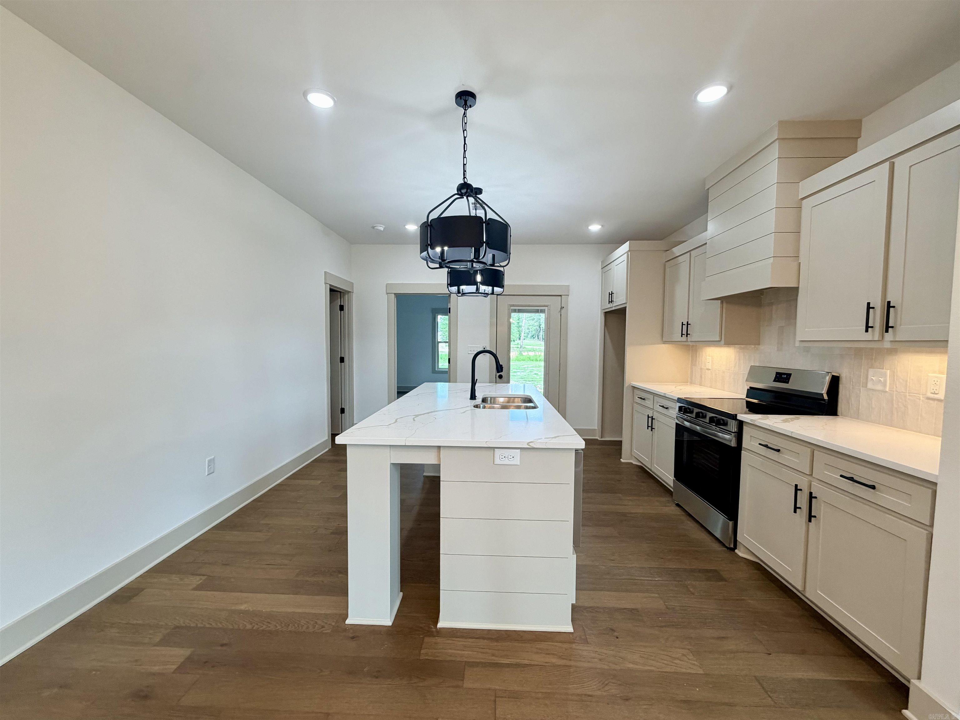 6812 N Detonti Property Photo 16