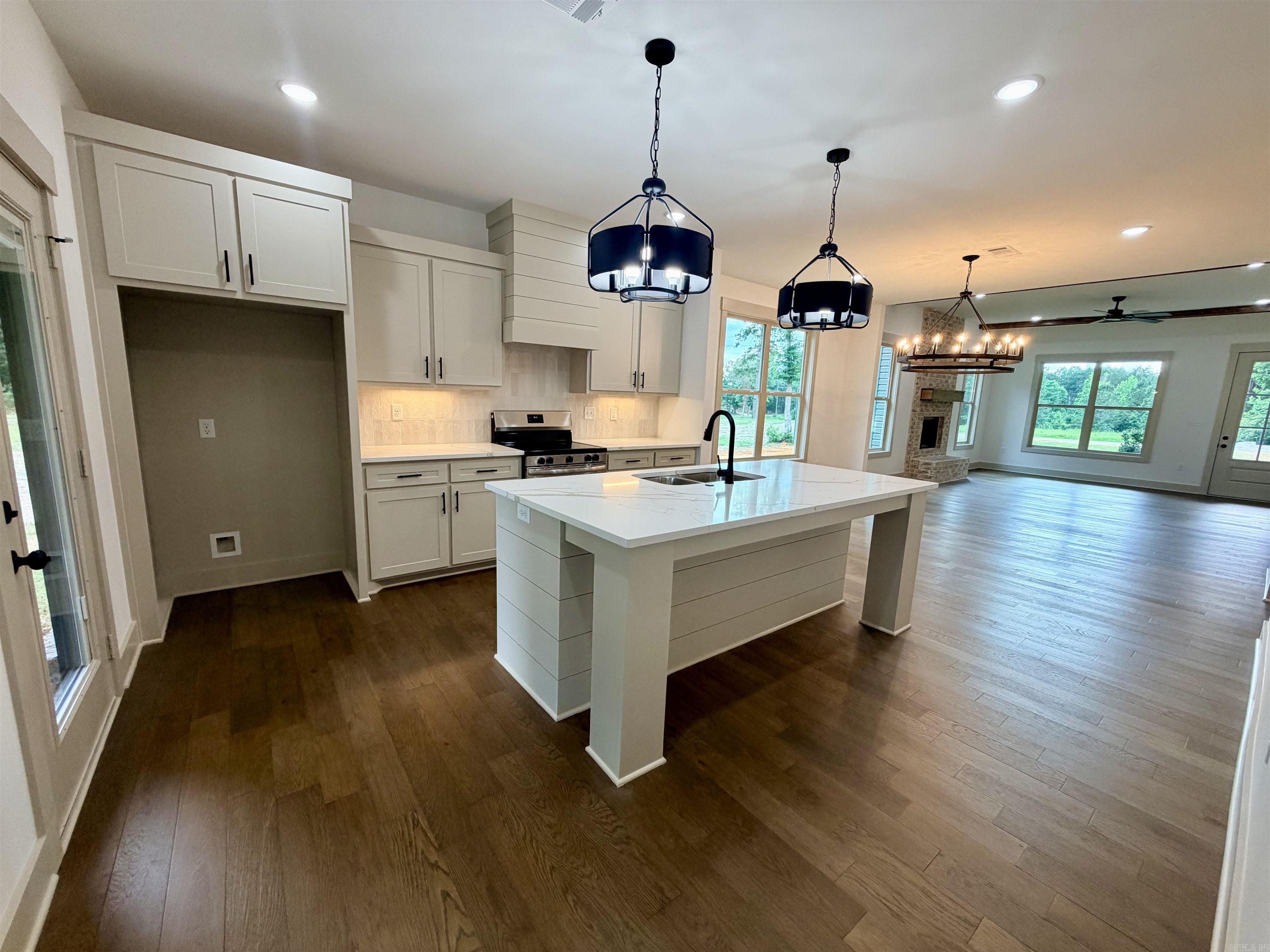 6812 N Detonti Property Photo 17