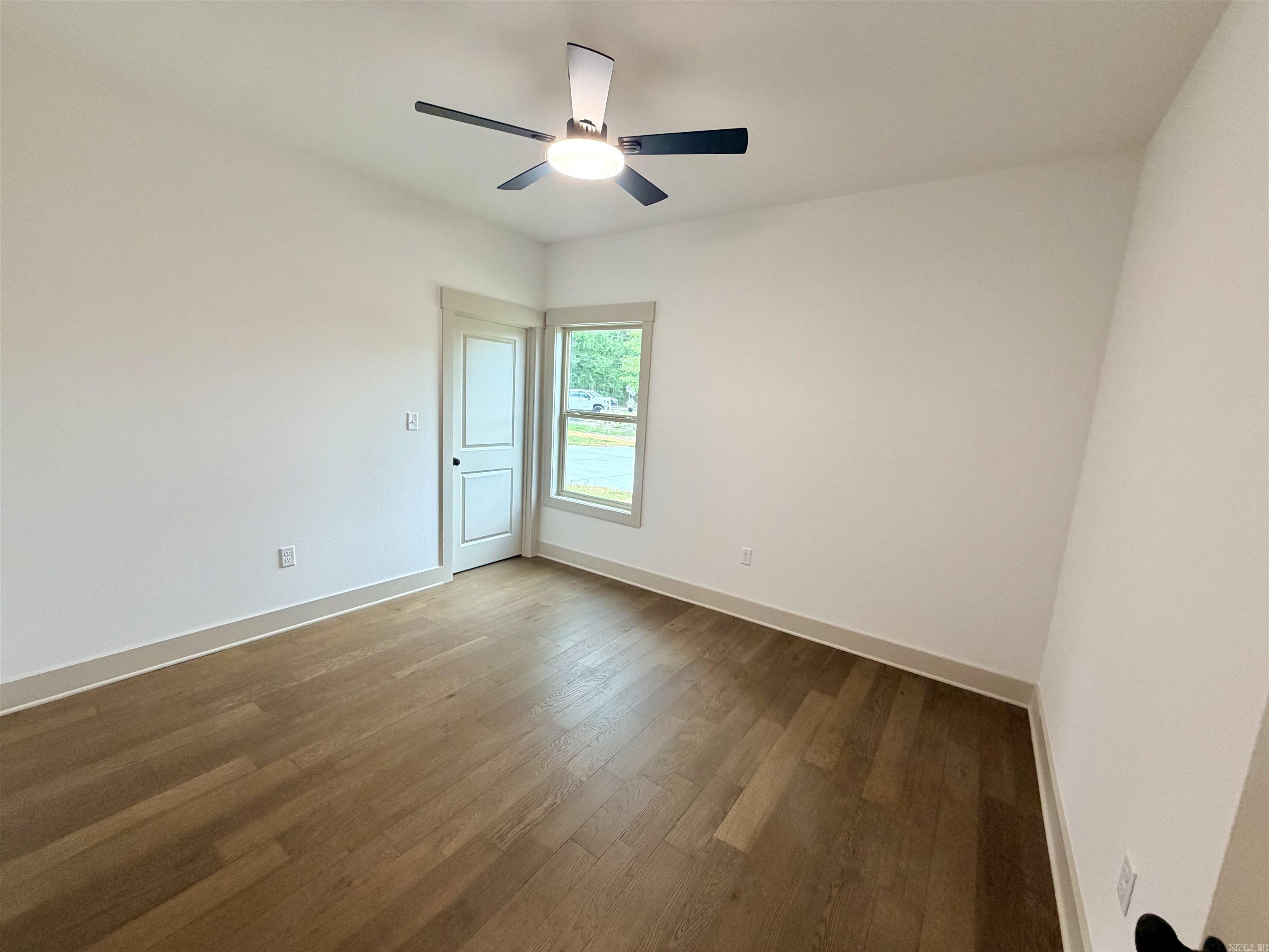 6812 N Detonti Property Photo 27