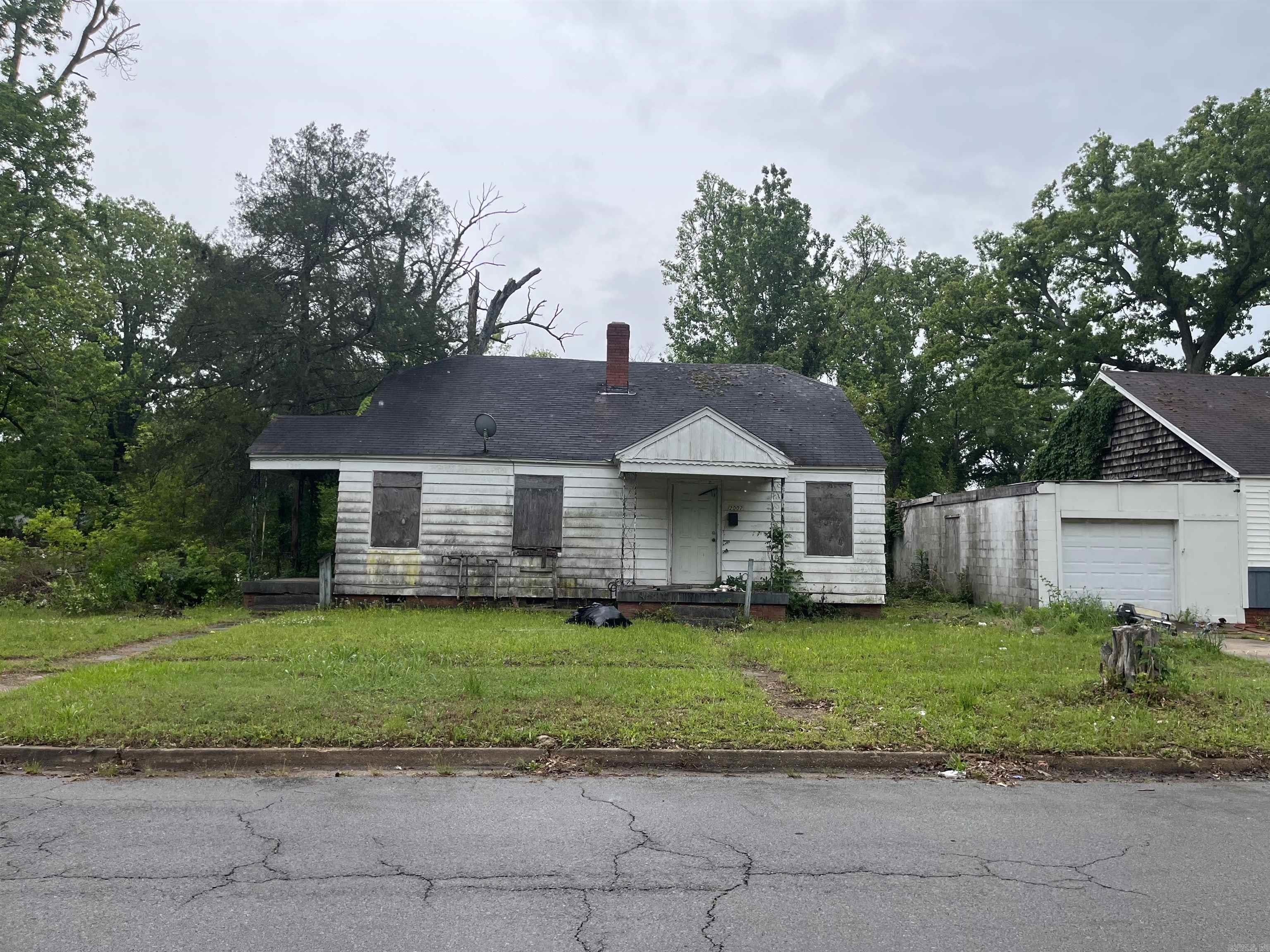 2000-2002 W 30th Street Property Photo 1