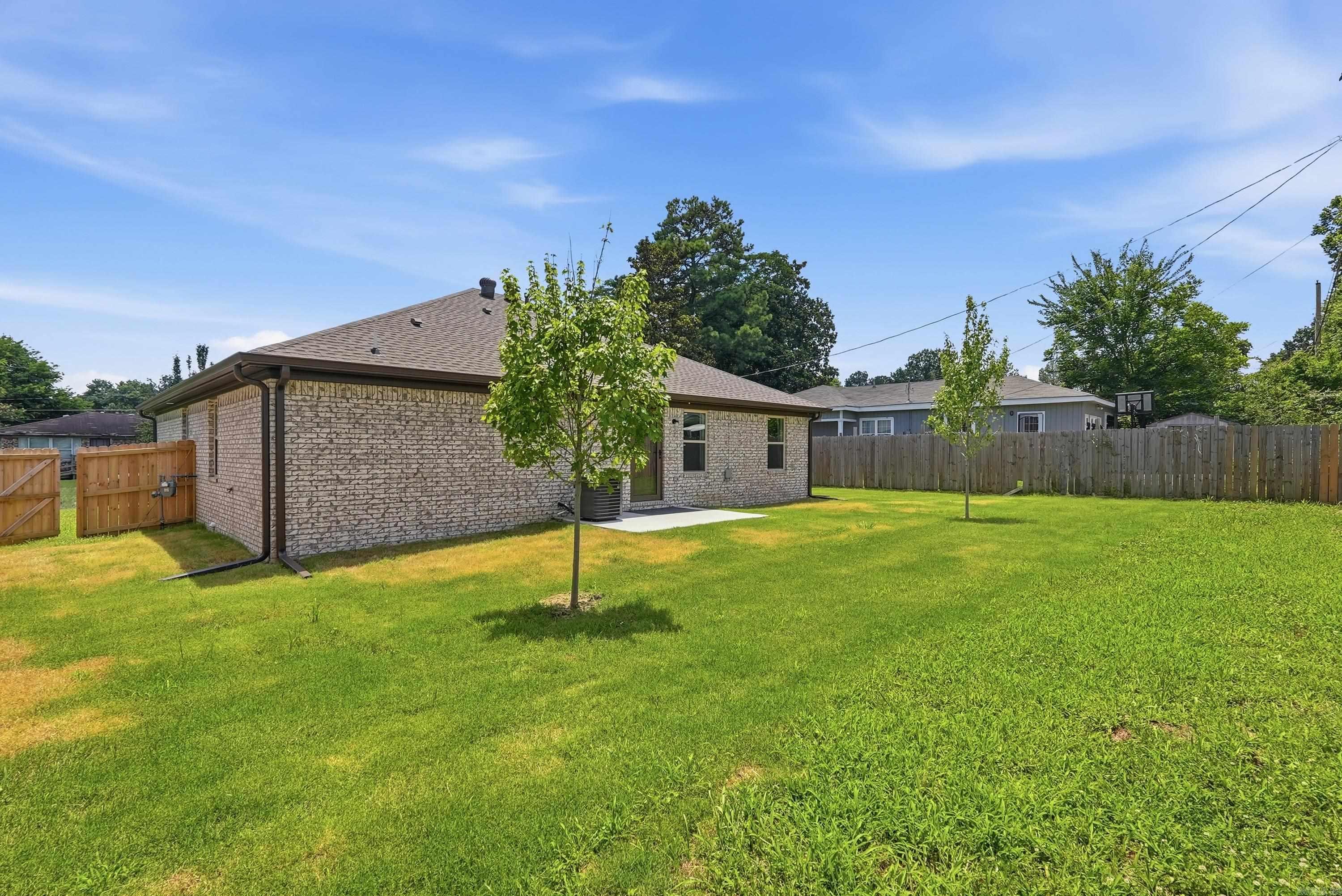 421 W 24th St Property Photo 38