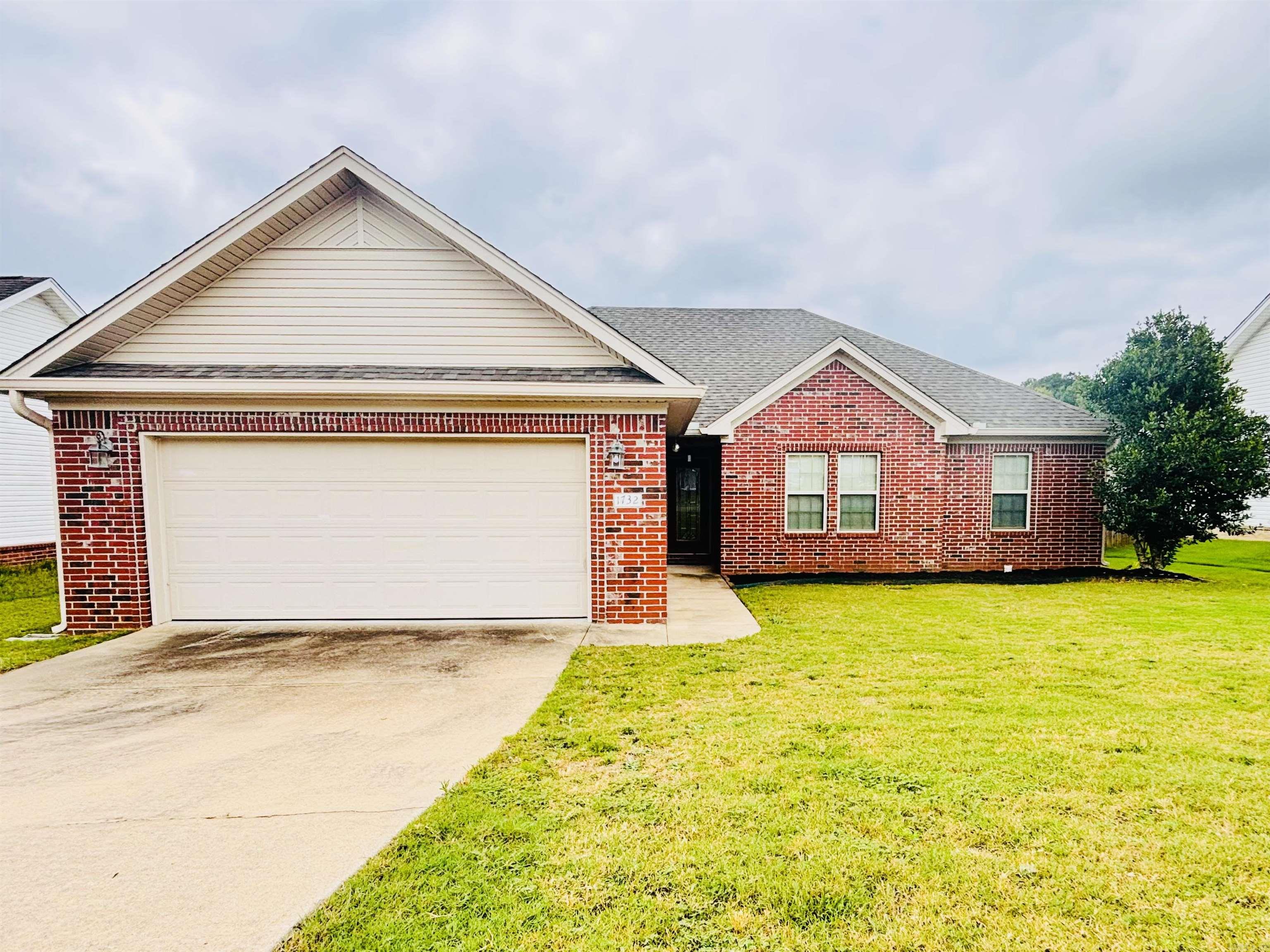1732 White Oak Lane Property Photo 1
