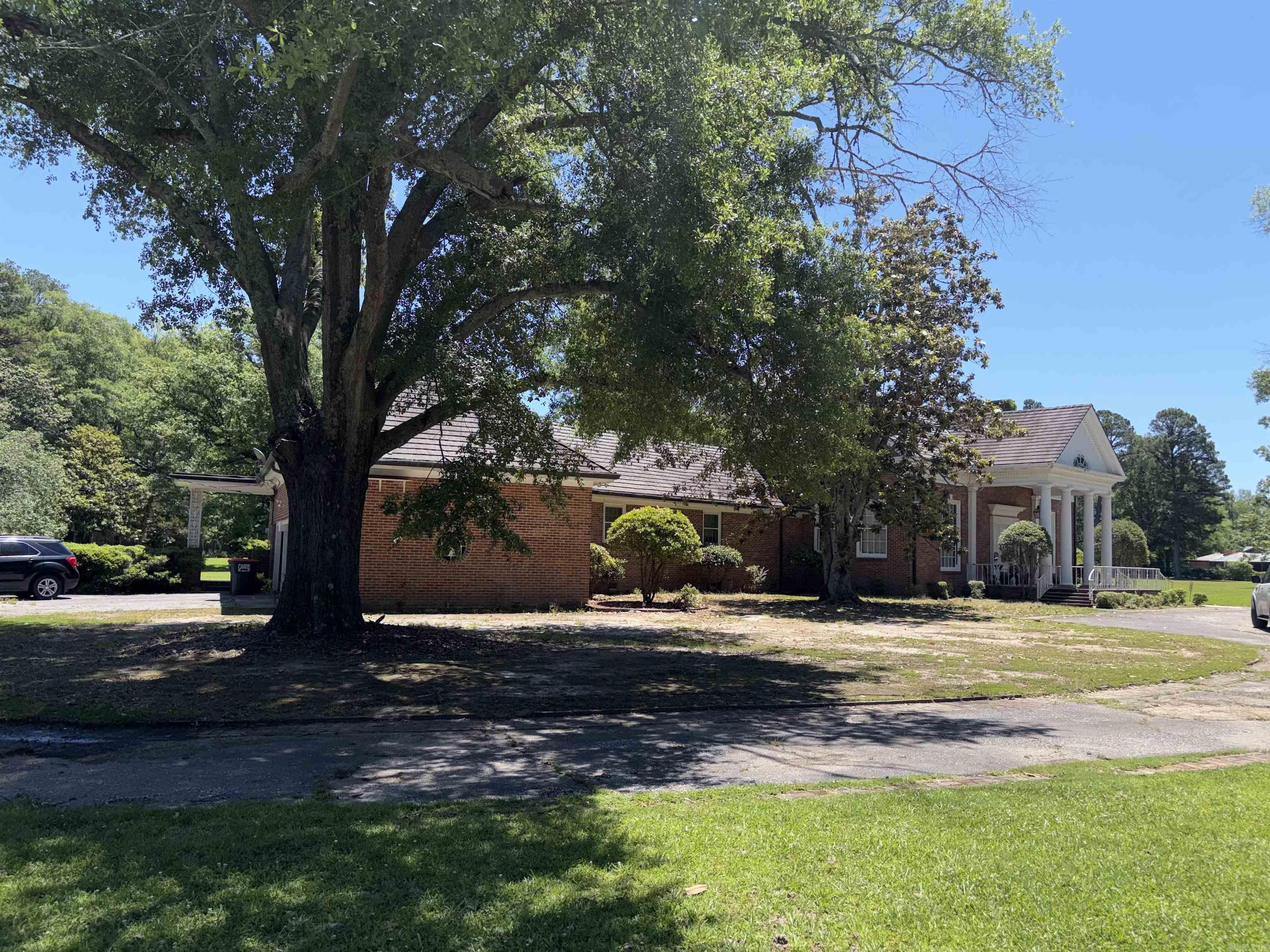 1 Elmwood Circle Property Photo 4