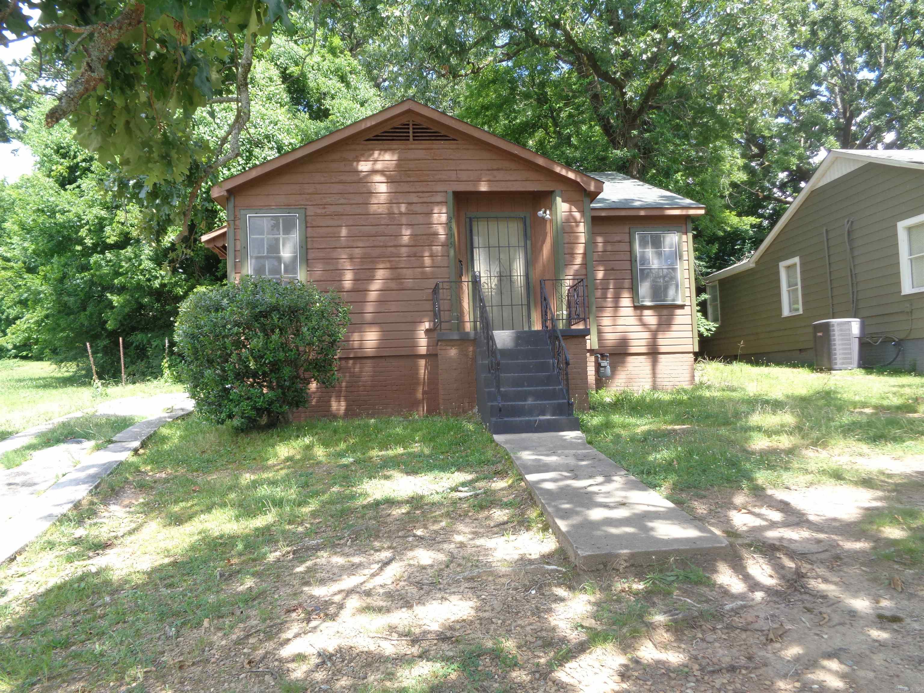 2615 S Summit Street Property Photo 1