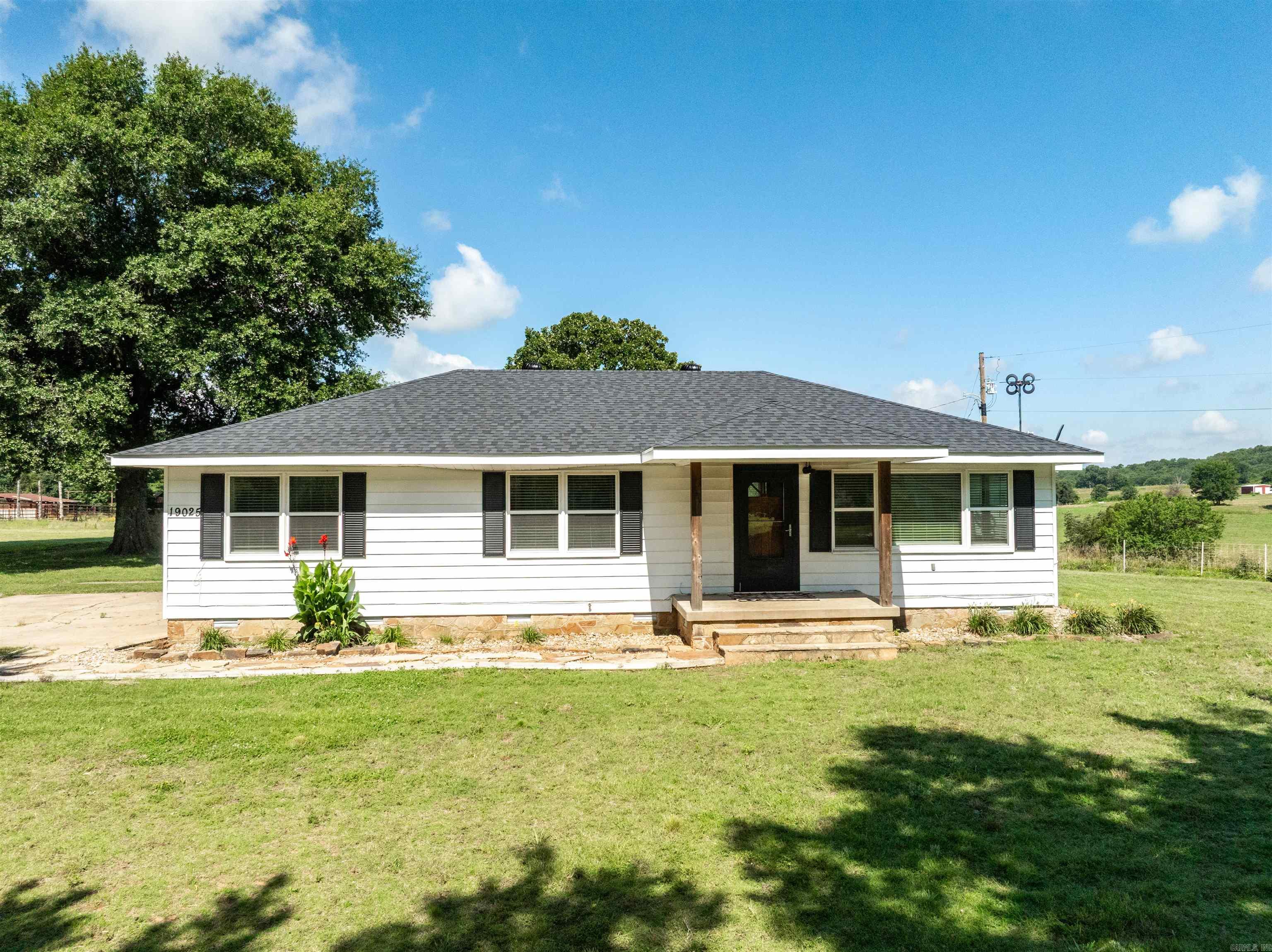 19025 Highway 41 Property Photo 1