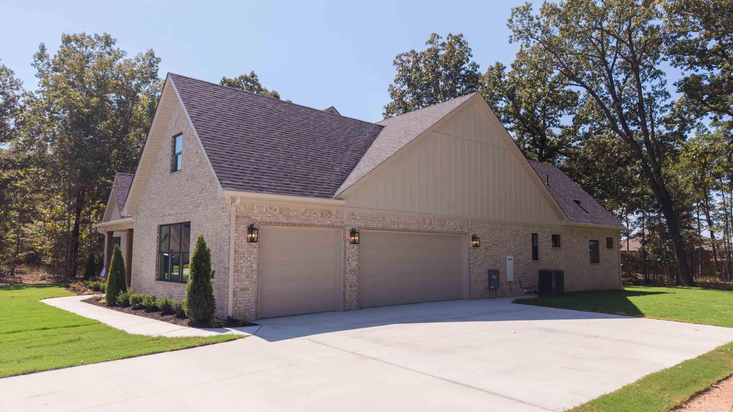 202 Shagbark Trail Property Photo 4