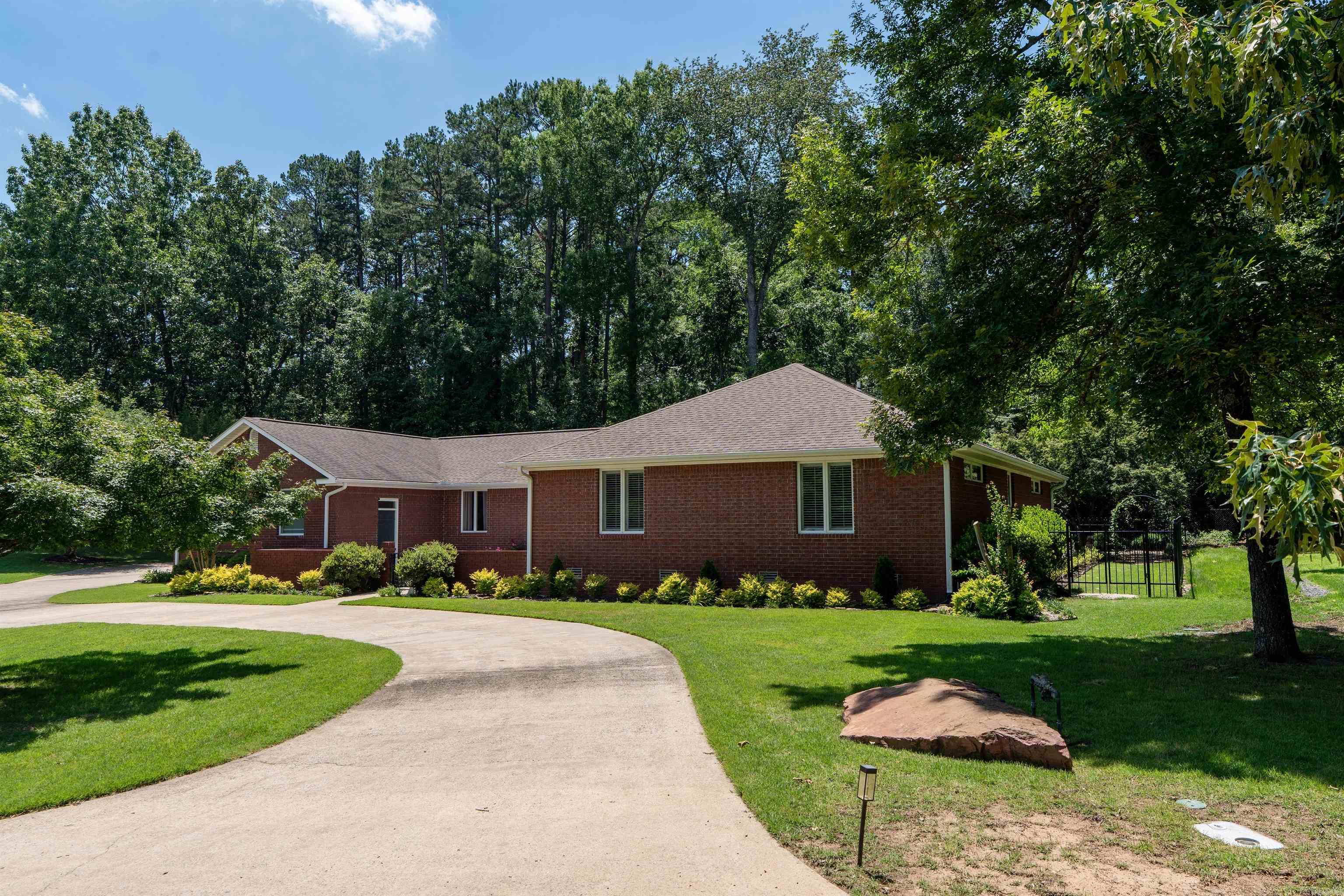 1021 Huntington Place Property Photo 3