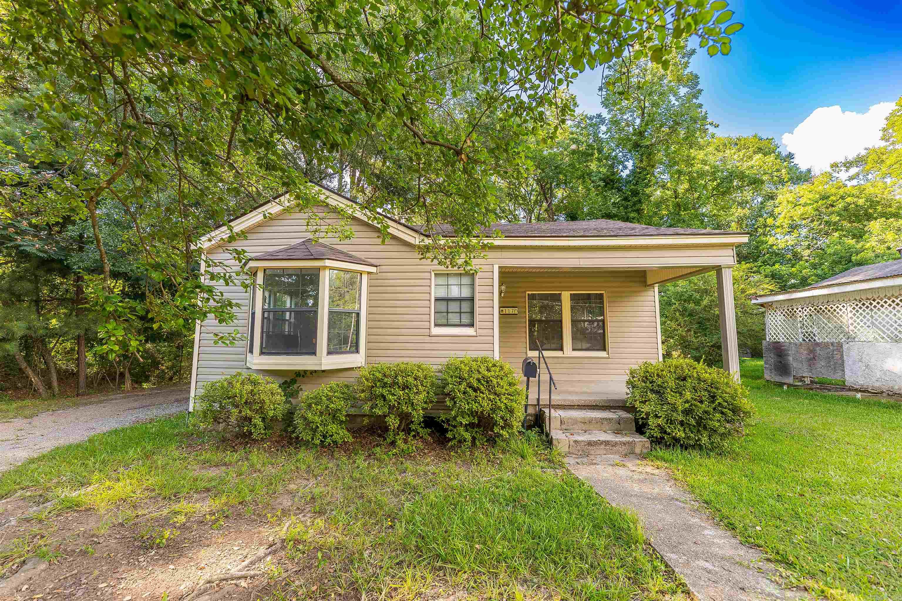 1170 Gordon St Property Photo 1
