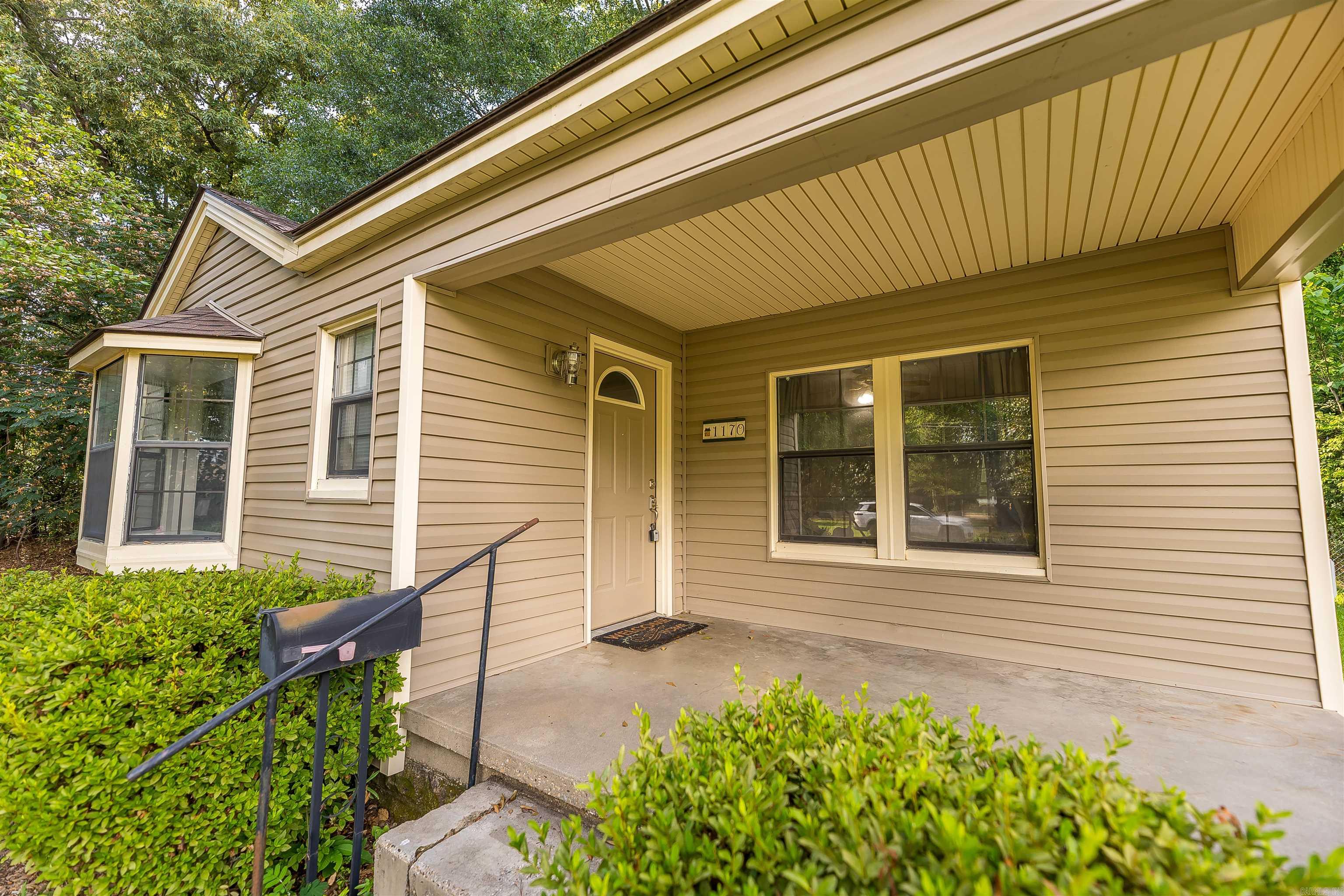 1170 Gordon St Property Photo 2