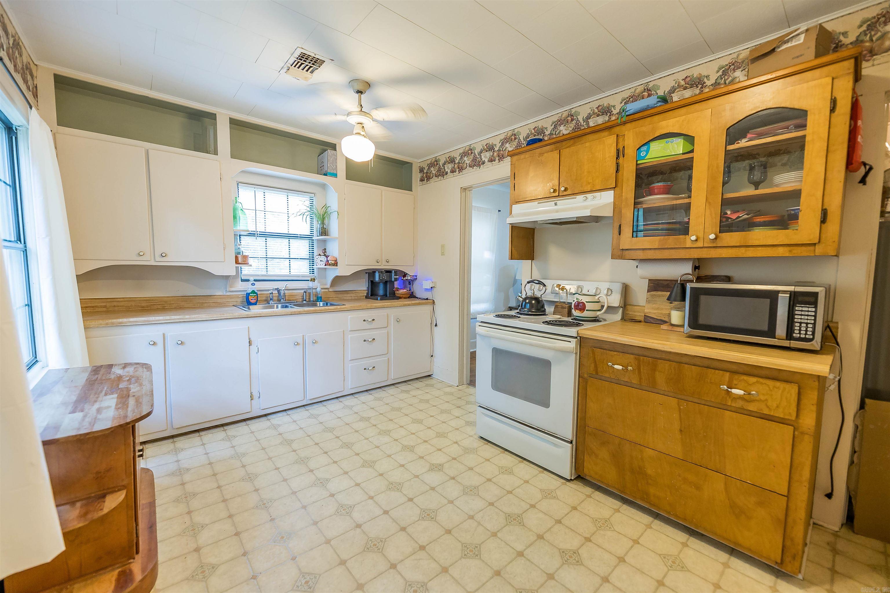 1170 Gordon St Property Photo 8