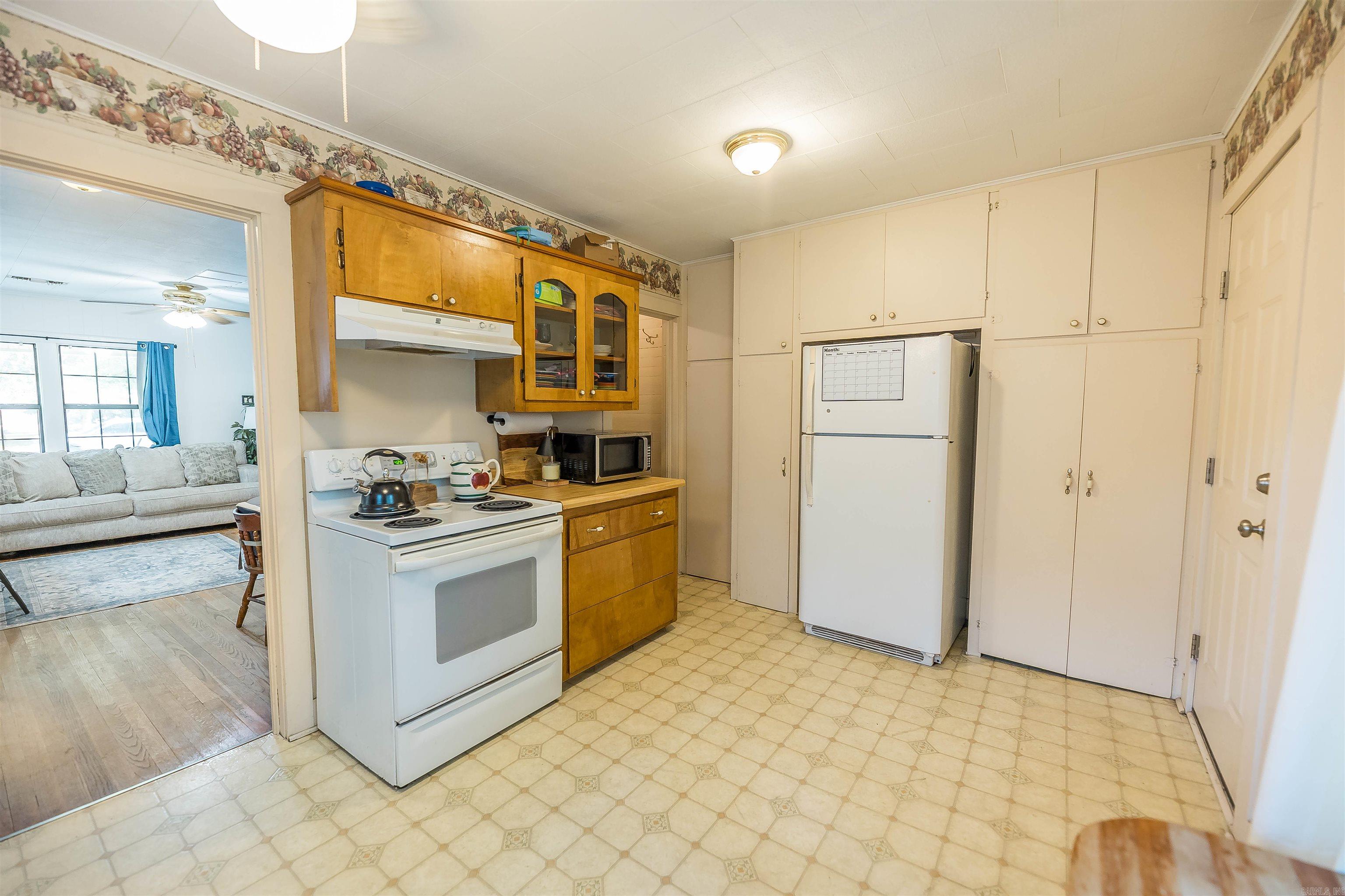 1170 Gordon St Property Photo 9