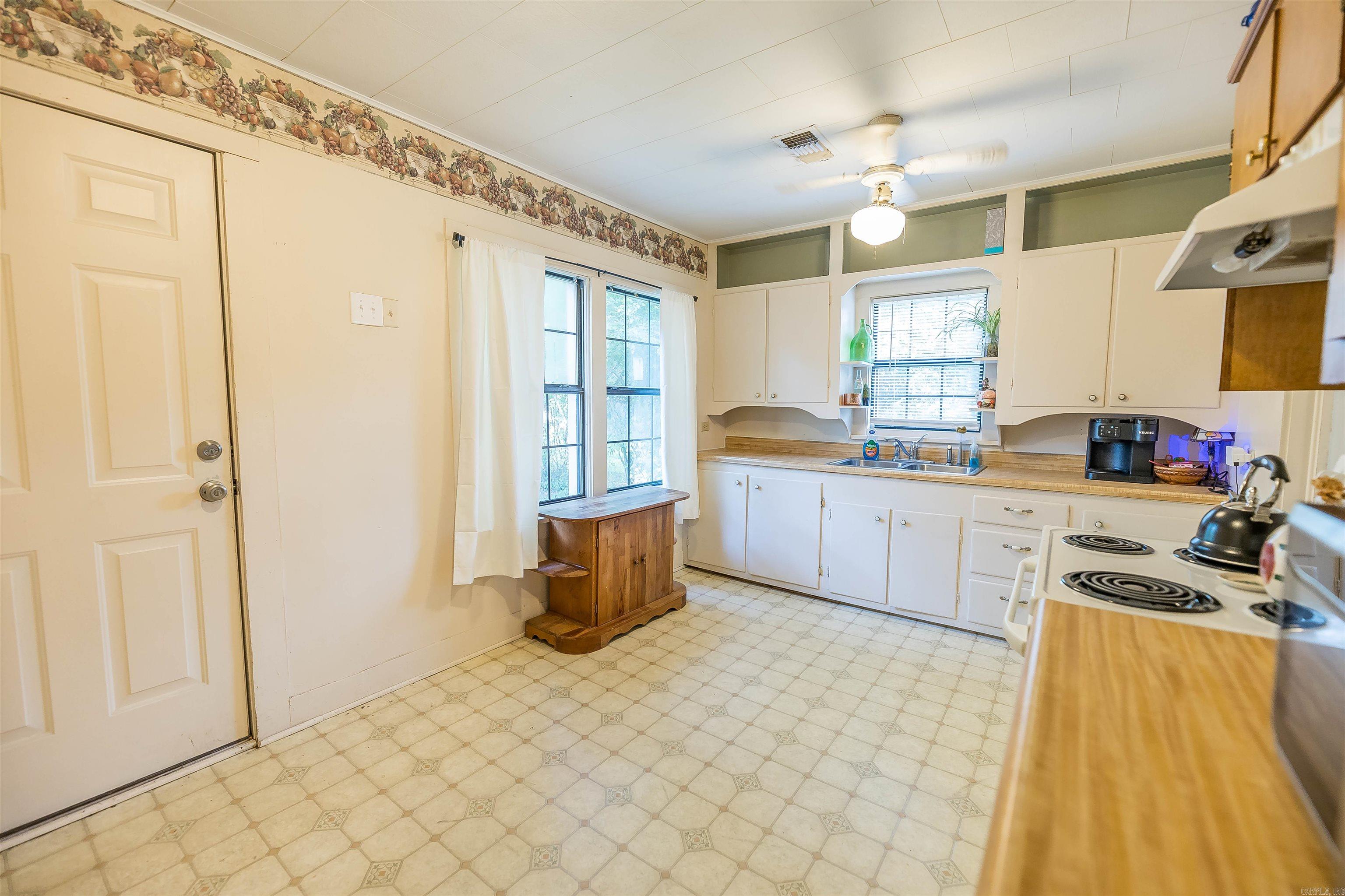 1170 Gordon St Property Photo 10