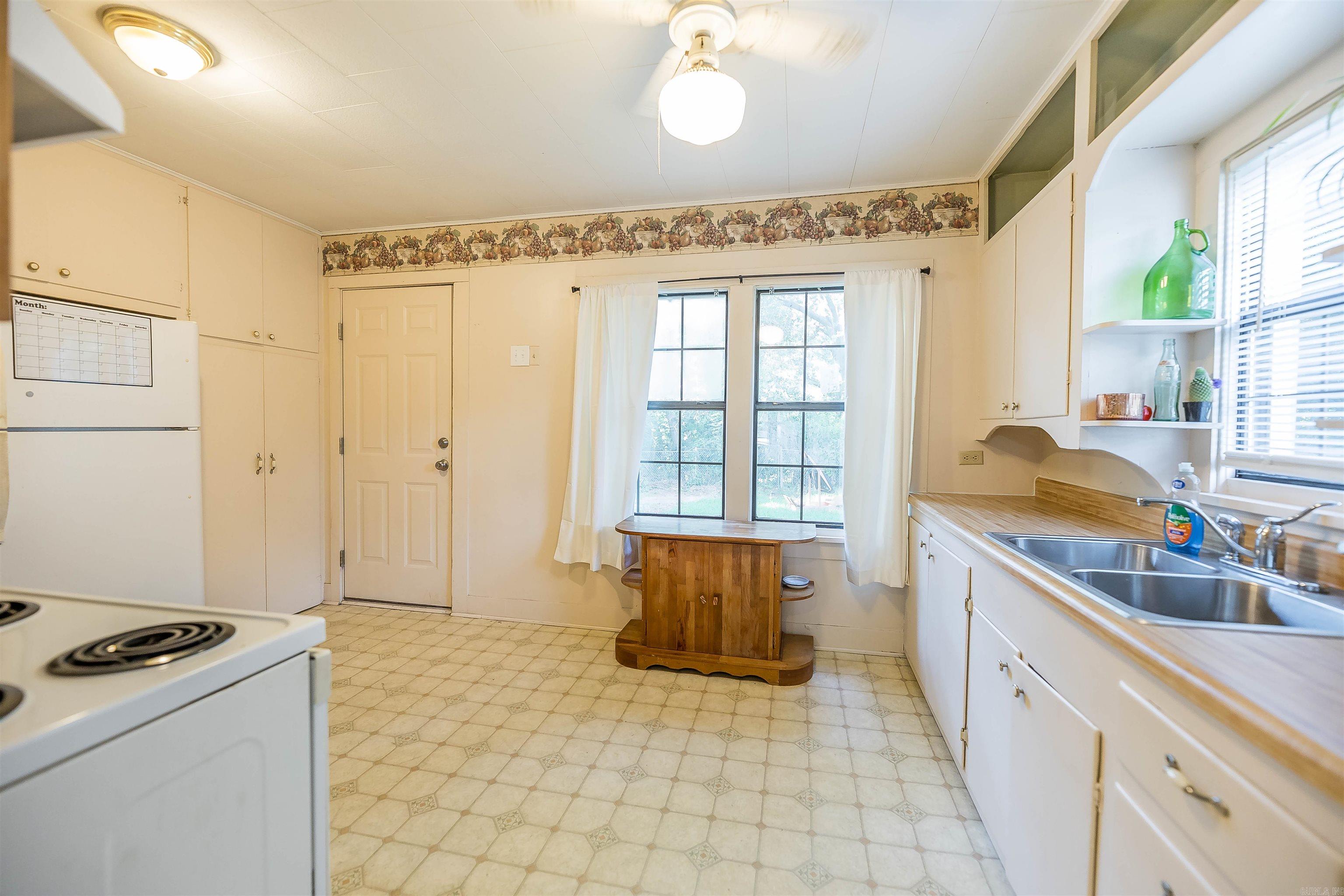 1170 Gordon St Property Photo 12